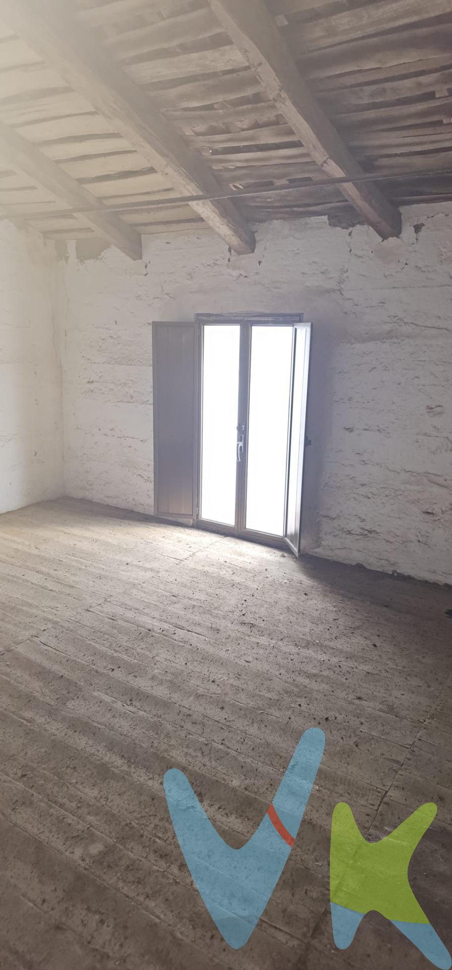 Gran oportunidad, casa de pueblo para reformar en Almadén de La Plata!!!. Vivienda con muchas posibilidades. Dispone de 131m2 distribuidos en dos plantas. Consta de gran patio y primera planta con soberao y techos con vigas de madera. Reformela a su gusto y disfrute de una segunda residencia en la Sierra Norte de Sevilla. Solicite más información si compromiso!!. SE VENDE SIN AMUEBLAR. Informamos a nuestros clientes que el precio de venta no incluye lo siguiente: Honorarios de la agencia inmobiliaria, Impuestos (I.T.P., I.V.A. o A.J.D., en su caso) ni otros gastos de la compraventa (gastos de Registro de la Propiedad, Notaría, Gestoría ni de posible Financiación). Documento F.I.S. a disposición del consumidor según Decreto 218/2005 Junta de Andalucía.