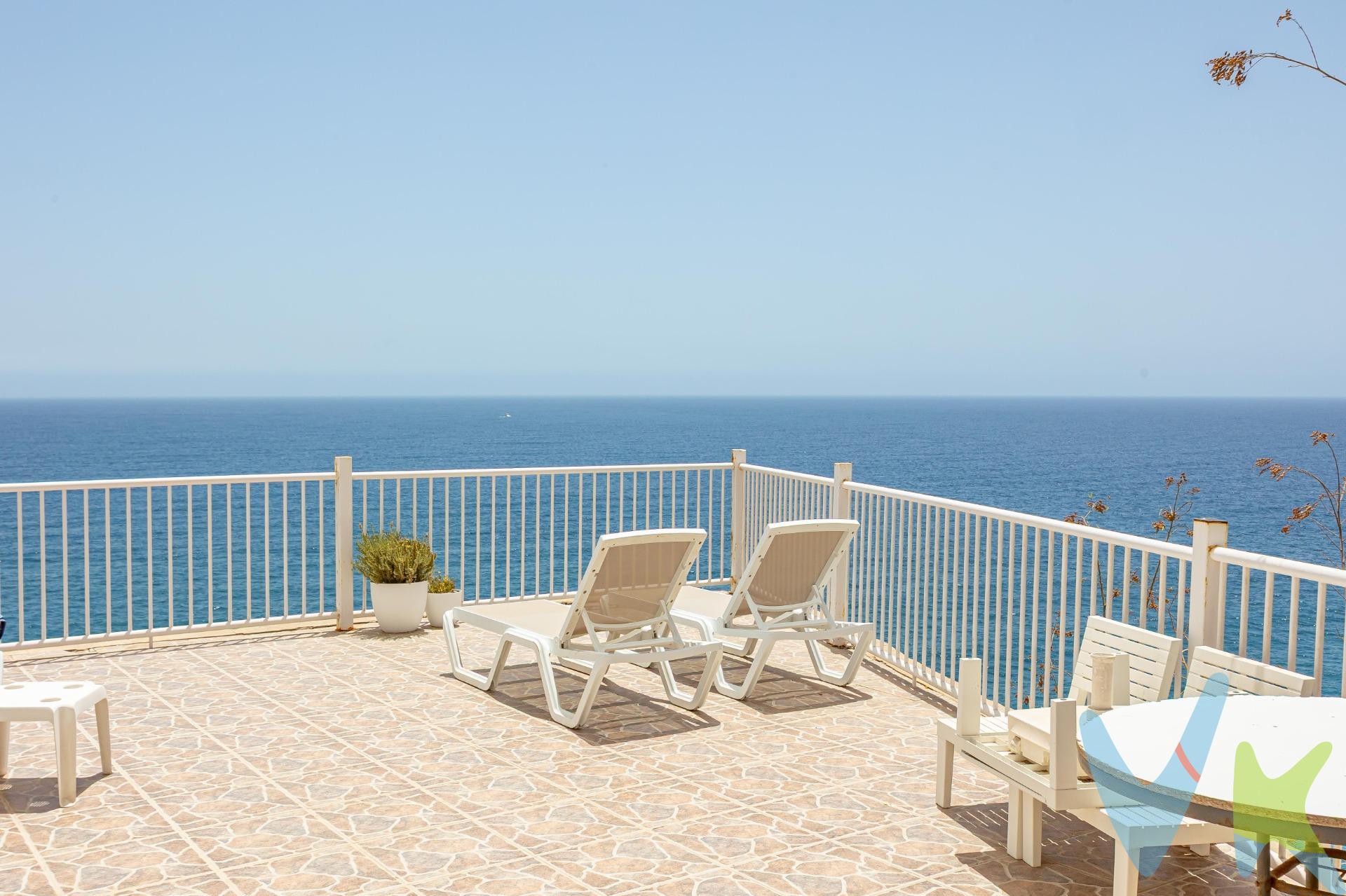 Presentamos un encantador estudio en venta en San Agustín, Maspalomas, con una impresionante vista panorámica al mar y acceso privado a una preciosa playa volcánica. Lo que hace que esta propiedad sea realmente especial es su ubicación privilegiada sobre los acantilados, en una zona tranquila y muy demandada del sur de Gran Canaria. Desde la terraza comunitaria y también desde el propio apartamento, se puede disfrutar de una vista completamente despejada al océano Atlántico, en un entorno de tranquilidad e intimidad que resulta difícil de encontrar. . El complejo es muy tranquilo, está libre de explotación turística y cuenta con piscina comunitaria, una amplia terraza solárium y una escalera privada que lleva directamente a la playa. Es el lugar ideal para desconectar y disfrutar de la naturaleza. El estudio ha sido renovado recientemente con un diseño moderno y minimalista. Dispone de cocina de concepto abierto completamente equipada, baño con ducha y una luminosa zona diáfana que combina salón y dormitorio, con grandes ventanales frente al mar. Además, cuenta con aire acondicionado y conexión Wi-Fi, para garantizar el confort en cualquier época del año. Actualmente se utiliza como alquiler vacacional, por lo que también es una opción atractiva para quienes quieran continuar con esta actividad. Cuota de comunidad: 70 € al mes. Una oportunidad única con vistas inigualables en uno de los rincones más tranquilos y exclusivos de la isla.