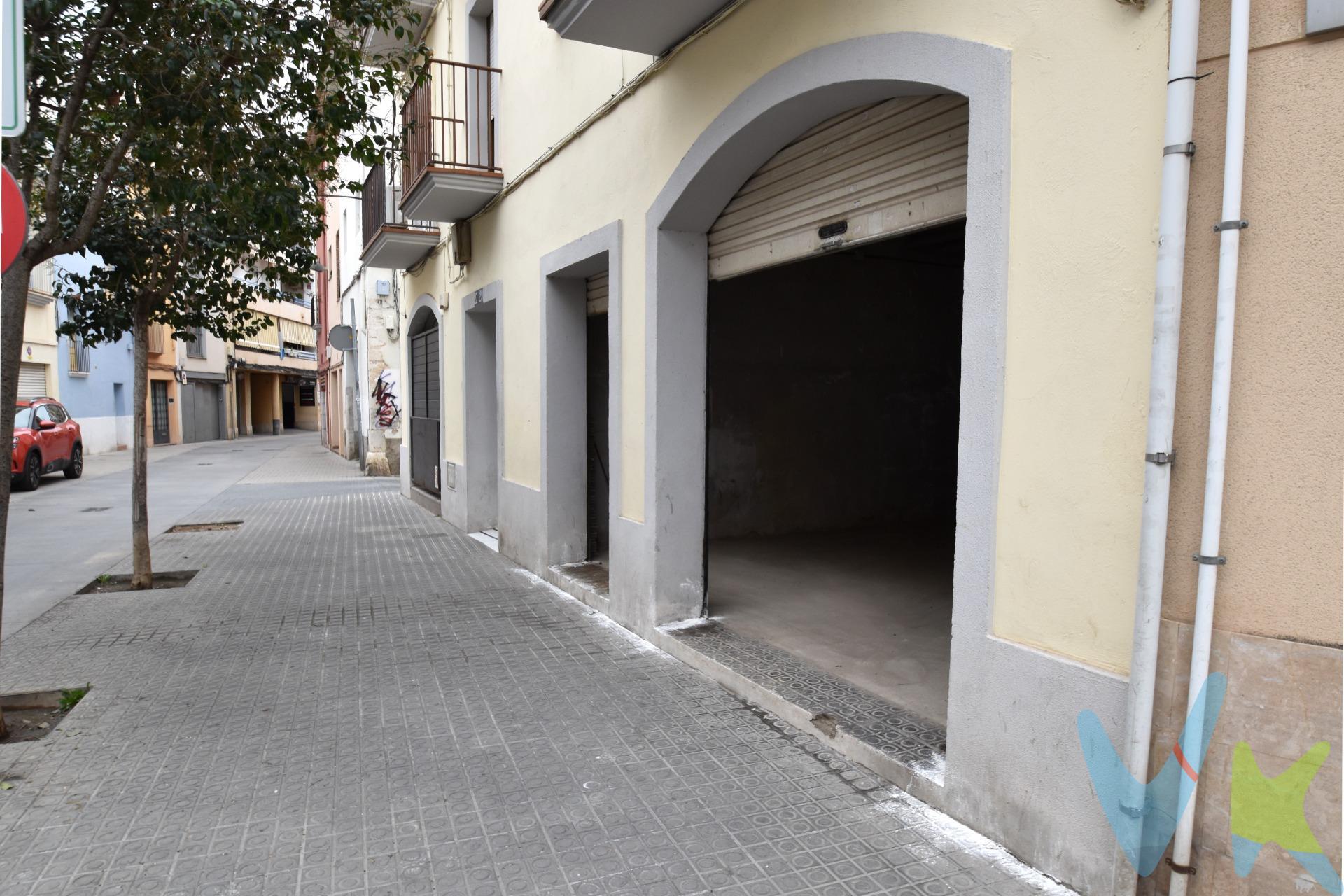En venta local diáfano y con una superfície útil interior de 76,36m². Su  fachada es de 6m y su amplitud interior de 5,70m por 14,60m de fondo. Dispone de dos puertas de entrada con persiana y un lavabo al fondo. Tiene cabida de entrada para coches.  . Se encuentra en un edificio moderno ubicado solo a 5 minutos caminando de la Rambla Principal. El local está en bruto y por lo tanto tiene muchas posibilidades de adecuación. Con poca reforma usted podría disponer de un local preparado para su propio negocio. El precio no incluye impuestos (ITP, IVA y AJD), ni los gastos de notario ni los de registro. 