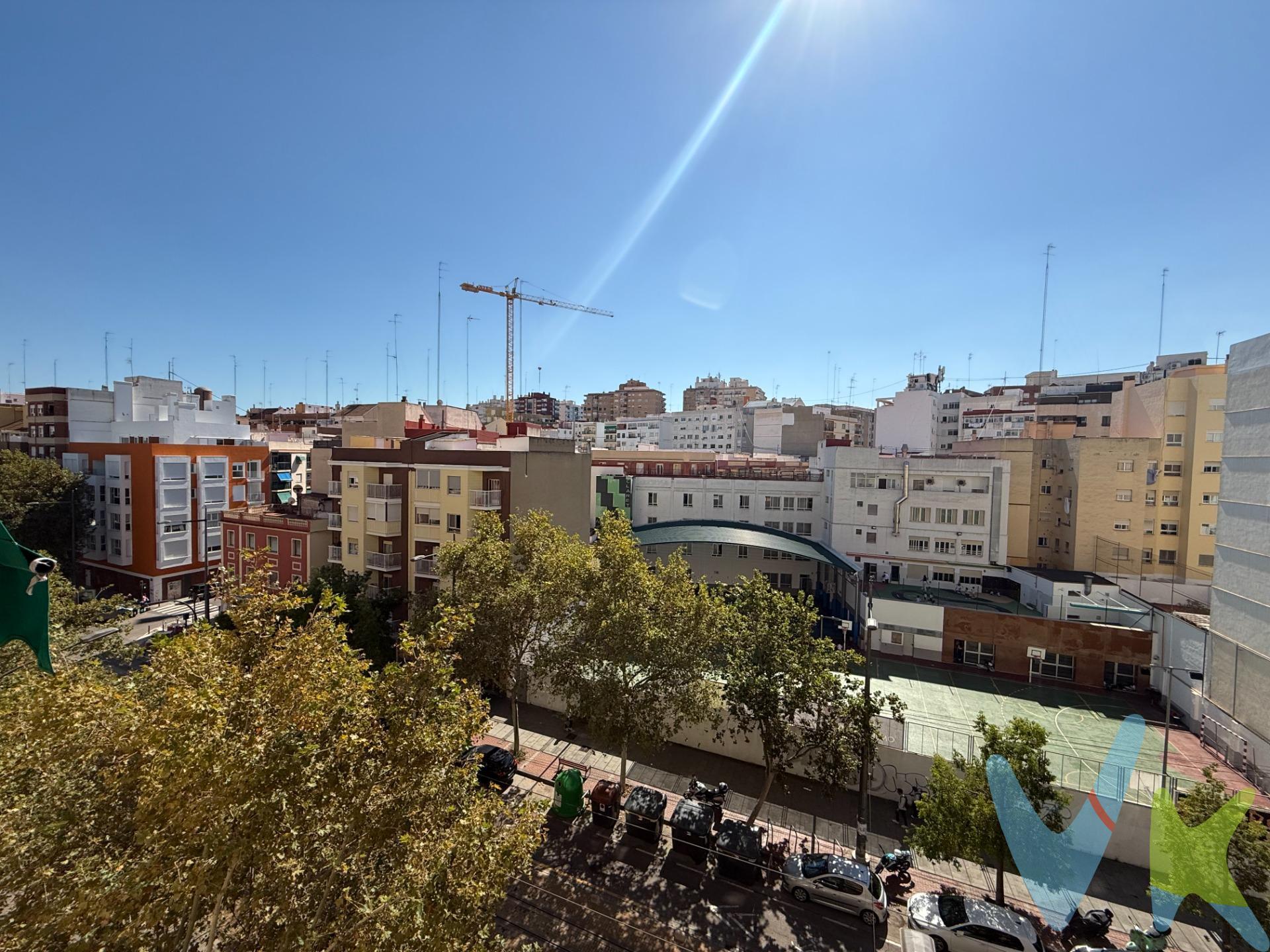 Si buscas una vivienda amplia, en Benimaclet y cerquita del tranvía, presta atención a esta ocasión. Se trata de una quinta planta con ascensor ubicada en la calle Dr. Vicente Zaragozá, a la altura del número 27. Si conoces la calle, es una de las preferida por todos los vecinos. Pocas viviendas salen a la venta en ella. Cuenta con un total de 4 dormitorios, 2 baños, cocina, galería y un generoso salón comedor exterior a la calle. Se encuentra en muy buen estado para entrar a vivir ya que cuenta con mejoras en cocina y baños. La finca cuenta con muchas mejoras y está previsto cambiar el ascensor próximamente. ¡Qué importante es vivir en una comunidad que se preocupar por el mantenimiento del edificio!. Ven a visitarla cuanto antes y seguro que te sorprende su amplitud y la luz que recibe. Te sentirás como en casa nada más entrar. ***. Agencia Registrada con el Nº 5343 en el Registro Obligatorio de Agentes Inmobiliarios de la Comunitat Valenciana, según el DECRETO 98/2022, de 29 de julio, del Consell, por el que se regula el Registro de Agentes de Intermediación Inmobiliaria de la Comunitat Valenciana. La documentación del inmueble ha sido revisada y estimamos que reúne todos los requisitos necesarios para ser comercializado. Derrama activa en la comunidad de 150 euros al trimestre para sustituir el ascensor. . El precio ofertado no incluye impuestos, gastos de compraventa ni honorarios de la agencia inmobiliaria. Las medidas aquí expuestas han sido obtenidas del Catastro. El anuncio no es vinculante, puede contener errores. ¿Tienes alguna duda? Consúltanos. ***. Los vendedores han confiado en este equipo para gestionar la venta del inmueble de forma exclusiva. Como no puede ser de otra forma, garantizamos un servicio de calidad, actuando en todo momento de forma transparente, ética y profesional. Así pues, se ruega la no interferencia de terceros y, sobre todo, no molestar a los propietarios, a los ocupantes del inmueble o a los vecinos. Muchas gracias por tu comprensión. . 