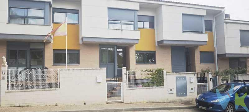 <B>PARACUELLOS DE JILOCA: </B>Adosado de 244 metros construidos en 3 plantas. Con calefacción, garaje para 2 vehículos y jardín. En la planta calle tiene un salón de 25 metros, cocina amueblada, equipada y con despensa. Un dormitorio individual. Baño. Jardín delantero y jardín trasero de 61 metros con barbacoa. En la primera planta hay 4 dormitorios dobles con armarios empotrados, terraza de 7.5 metros y cuarto de baño. En la planta sótano una bodega de 35 metros, garaje doble de 27 metros y trastero. . Calefacción individual de gasoil. Refrigeración con bomba de calor en salón y aire acondicionado en la bodega. Puertas de madera, ventanas climalit, suelos de parquet y gres. . Cerca de todo tipo de servicios, hospital, centro deportivo, estación del ave, balneario, zona infantil y parque. . 