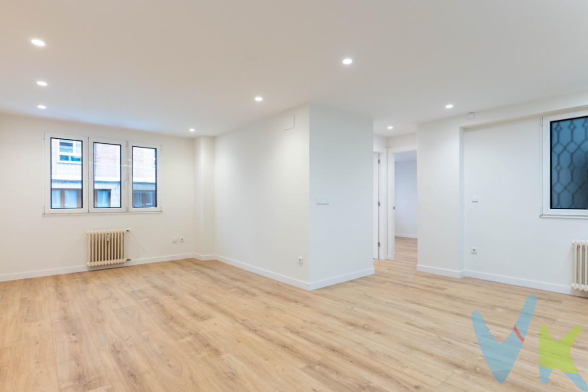 ¡Vivienda a estrenar en el centro de Gijón!¿Buscas una vivienda con encanto , totalmente reformada y lista para entrar a vivir? ¡Tenemos la propiedad perfecta para ti! Esta vivienda consta  de 3 dormitorios, salón comedor, cocina y 2 baños.Se integra en un edificio con una situación única en el  centro de Gijón, en la confluencia de las calles Uria y Adosinda.Una propiedad ideal para familias o personas que buscan un hogar con espacio y comodidad y lo más importante, lista para que seas tu y los tuyos quienes estrenen la reforma hecha con tanto gusto.Materiales de primera calidad, instalaciones de saneamiento elctricidad y fontanería nuevas y cocina totalmente equipada con electrodomésticos de diseño.La ubicación es privilegiada.Se encuentra en el corazón de Gijón, a pocos minutos andando de la Bahía de San Lorenzo, el Paseo de Begoña y la Plaza de San Miguel.Tiene la situación ideal para realizar cómodos paseos, poder acercarse a cualquier lugar de Gijon caminando sin necesidad de utilizar coche, así como disfrutar de la gastronomía y la cultura de la ciudad en un lugar que lo tiene todo.¿Quieres saber más sobre esta propiedad? Llamanos y te informaremos de todo lo que necesitas saber. Si deseas visitar la propiedad, te acompañaremos encantados.No te pierdas esta oportunidad única en el centro de Gijón. ¡Contacta con nosotros hoy mismo!Se informa a los interesados de que el precio de venta no incluye el Impuesto de Transmisiones Patrimoniales (ITP), ni los gastos de notaría, registro de la propiedad y otros gastos asociados a la compraventa, así como tampoco los honorarios de la agencia inmobiliaria a cargo del comprador.