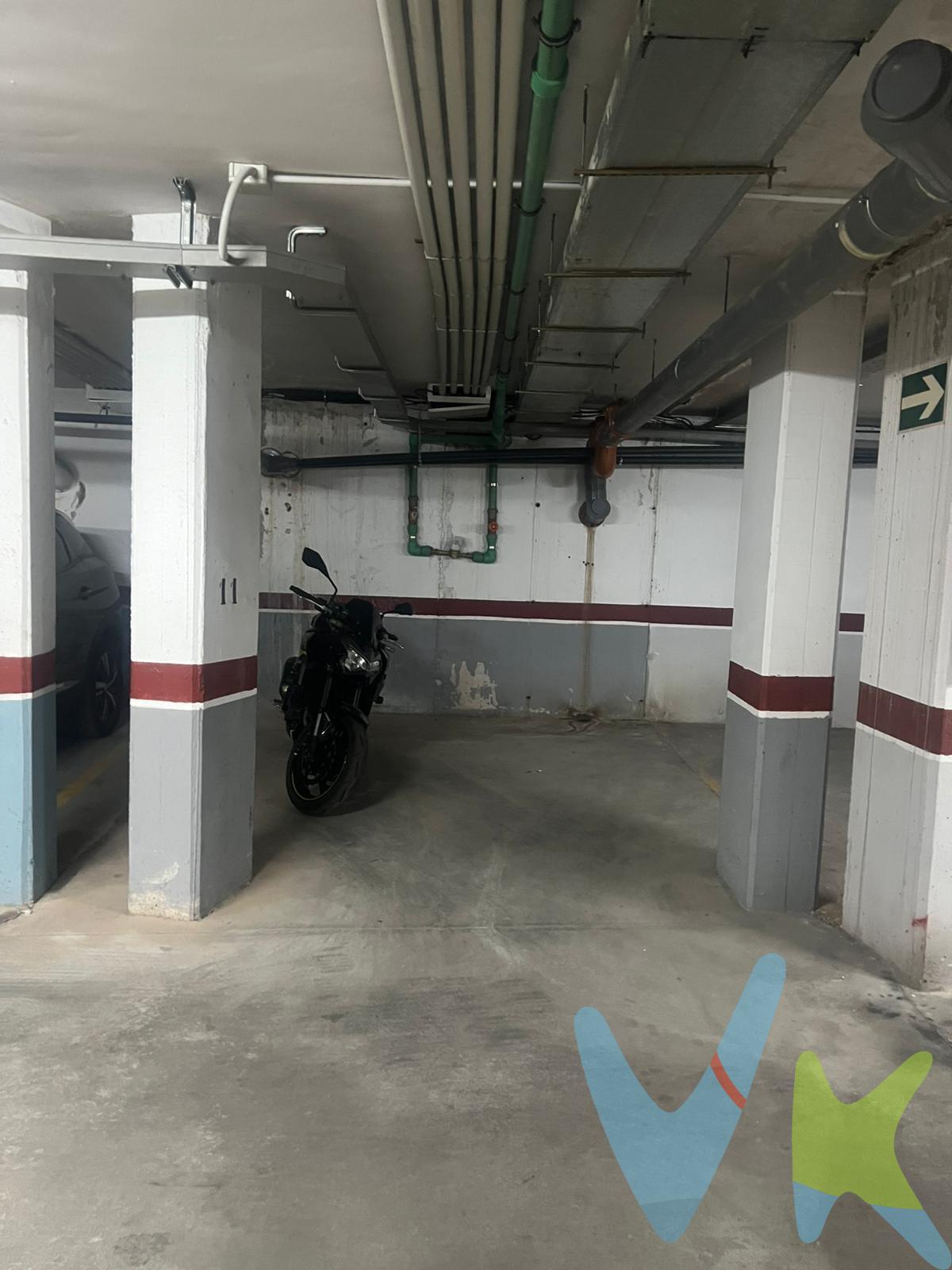 Se vende plaza de garaje de 20 m2 solo capacidad para coches pequeños o con posibilidad de convertir en  trastero en planta -1 en Juan de Borbón calle Santa Angela,  para la mejor conservación de su vehiculo o moto, centrica, buen acceso, vigilancia. Puerta de entrada y salida del garaje automática y amplios pasillos, la plaza de garaje tiene  4,55 m de largo x 2,65 m de ancho, con amplios zonas de movimiento. Dispone de vigilancia con guardia de seguridad nocturno, zona avenida Palmeral de Zaraiche, próxima a la parada del tranvía De Santiago y Zaraiche.  Cuando te pongas en contacto con nosotros te informaremos de los gastos que no están incluidos en el precio, gastos de compraventa y honorarios de agencia y te ayudaremos para que tu proceso de compra con nosotros se convierta en un #Calma: Estado ideal de tranquilidad que tendrás al comprar tu casa con nosotros.  .  Por último, te vamos a contar una cosa: Los propietarios han confiado en nosotros y nos han contratado en exclusiva para que les ayudemos a vender uno de sus bienes más preciados, su casa, su hogar. Esto para ti, como comprador, será una garantía ya que tendrás acceso a un servicio de calidad, un trato fácil, sencillo y sin interferencias de terceros. Por eso, te vamos a pedir un favor, habla con nosotros, no los molestes, te vamos a ayudar en caso de interés en todo el proceso y te vamos a facilitar toda la documentación e información que precises. Como ya te habíamos dicho, ¡Un servicio de calidad!.