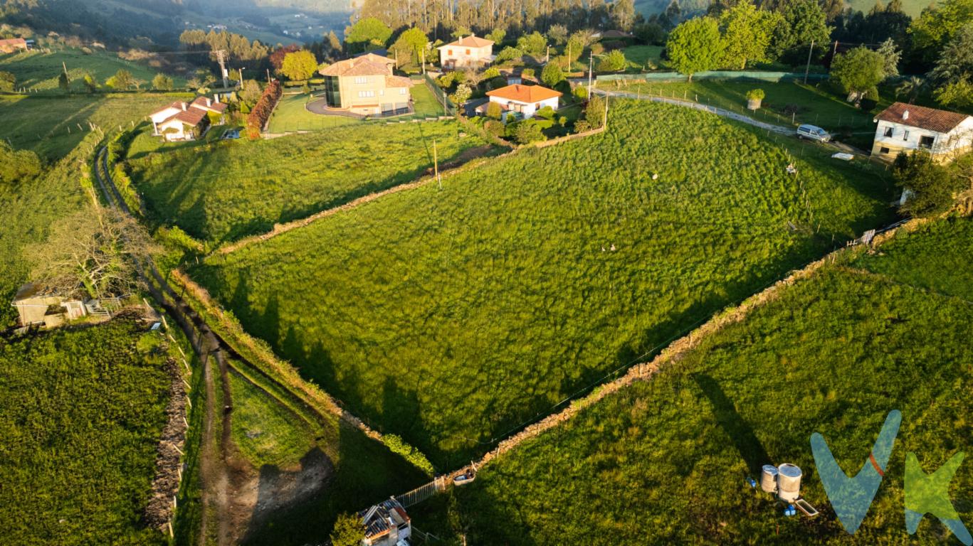 Imagina una finca ubicada en El Curbiellu, una de las zonas altas de Gijón, en el entorno de la parroquia de Deva, conocida por su entorno rural y vistas panorámicas espectaculares. Esta propiedad cuenta con 1.250 metros cuadrados de terreno y ofrece una oportunidad excepcional para construir una vivienda de hasta 300 metros cuadrados construidos.Esta finca sería ideal para quien busca un lugar tranquilo pero con vistas espectaculares y buena conexión con la ciudad.🚗 Acceso y servicios: Acceso por carretera asfaltada y posibilidad de conexión a agua, electricidad y fibra óptica, ya que la zona cuenta con servicios básicos gracias a su cercanía a zonas residenciales consolidadas.🌿 Entorno natural y tranquilo: Rodeada de prados verdes y caminos rurales, esta finca ofrece privacidad y silencio, pero a tan solo 10-15 minutos en coche del centro de Gijón, combinando lo mejor del campo y la ciudad.🏡 Posibilidad de construir 300 m²: Se puede proyectar una vivienda unifamiliar amplia, ya sea de una sola planta o con dos alturas, aprovechando las vistas desde salones, dormitorios y terrazas.🌊 Vistas privilegiadas: Desde el punto más alto de la finca, se disfruta de una vista panorámica de toda la ciudad de Gijón, incluyendo el centro urbano, el puerto deportivo, y en días despejados, el mar Cantábrico en todo su esplendor.🏞 Terreno amplio y soleado: La finca es mayormente llana o con una ligera pendiente, lo que facilita el diseño arquitectónico y el aprovechamiento del terreno para jardines, terrazas o incluso una pequeña huerta.No lo dudes más y llámanos, estaremos encantados de acompañarte a conocer el lugar de tu futura casa.En el precio publicitado no se incluye el Impuesto de Transmisiones Patrimoniales ni los gastos de Notaría y Registro.