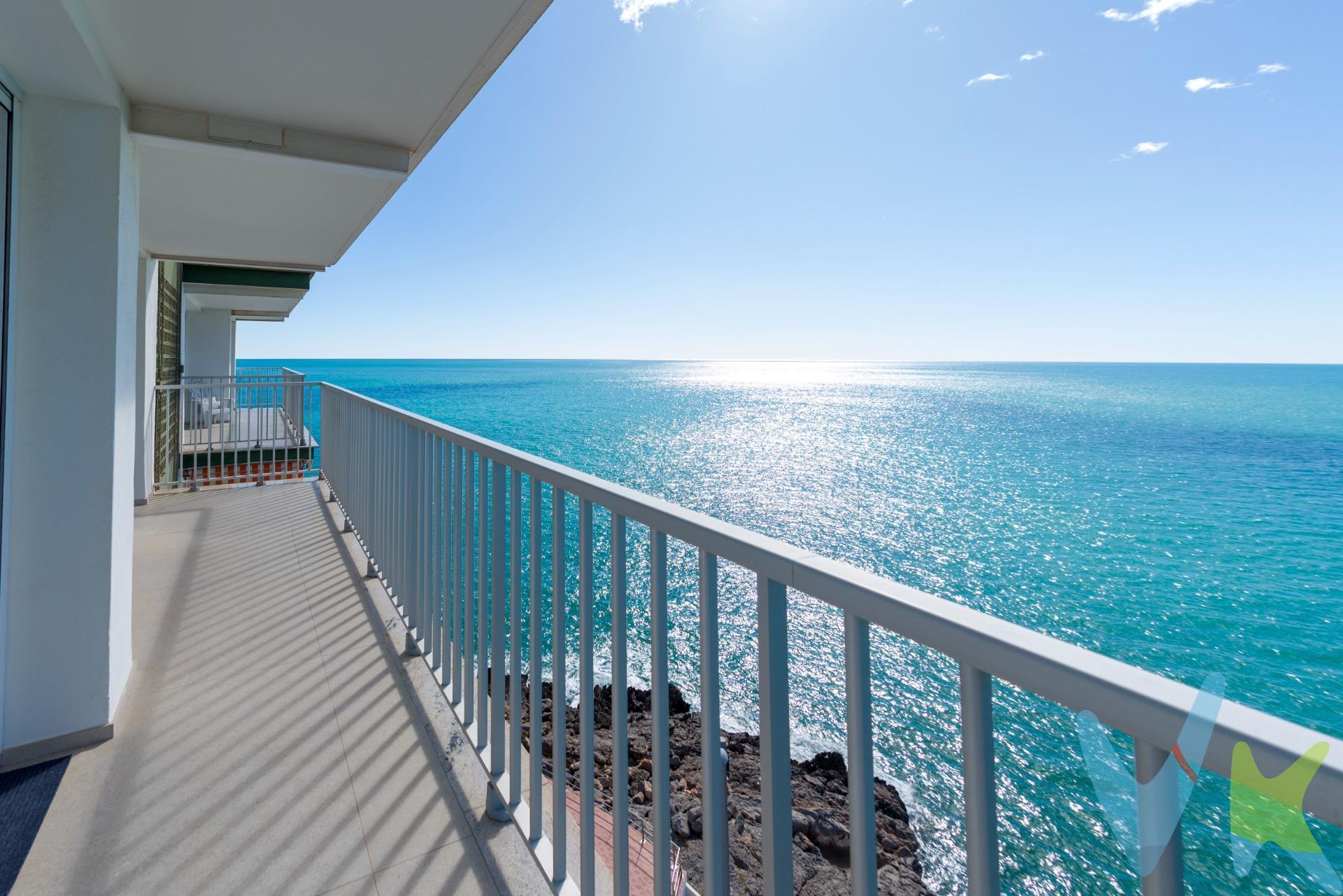 🌊✨ Vivir frente al mar, con vistas infinitas y un estilo que enamora:. Te presentamos este impresionante apartamento situado en primera línea en la subida una vez pasas el Paseo Marítimo de La Concha, en Oropesa del Mar, frente a la emblemática Playa de La Concha. Un enclave privilegiado donde el Mediterráneo se convierte en el auténtico protagonista 🏖️💙. 🌅 Sexta planta con vistas panorámicas al mar. Ubicado en un sexto piso, originariamente eran dos apartamentos y mediante una reforma integral se ha conseguido este singular apartamento amplio ya que ocupa toda la planta y  que, además, ofrece vistas infinitas al Mediterráneo desde todas las estancias. Cada rincón del hogar —desde los dormitorios hasta las terrazas— se abre al azul del mar, regalando luz natural constante y una sensación de calma incomparable ✨. Con 153 m² de elegancia y confort, la vivienda ha sido recientemente reformada con un estilo moderno y actual, y se entrega amueblada con un gusto exquisito. Lista para entrar a vivir desde el primer día 🗝️. 🏡 Distribución pensada para disfrutar. 🌊 Amplio salón-comedor con grandes ventanales y dos terrazas privadas frente al mar, perfectas para desayunos con brisa marina o atardeceres inolvidables. 🍽️ Cocina moderna y totalmente equipada, funcional y sofisticada, ideal para quienes valoran diseño y practicidad. 🛏️ Cuatro dormitorios dobles, todos con armarios empotrados y ventanas con vistas directas al mar. Un auténtico privilegio diario. 🚿 Dos baños completos, de líneas actuales y materiales de alta calidad. 🚗 Plaza de garaje y trastero incluidos en el precio. 🌴 Residencial Las Vegas. La propiedad forma parte de una urbanización con piscina comunitaria, espacio ideal para relajarse, disfrutar del sol o compartir momentos en familia ☀️🌿. 💎 Una joya única frente al mar, perfecta tanto como residencia habitual de alto nivel como segunda vivienda exclusiva en la costa. Si buscas espacio, luz, privacidad y vistas que no se agotan nunca, este es tu hogar ideal. 📍 Ubicación estratégica en la Costa Mediterránea – Oropesa del Mar. Esta vivienda se encuentra en Oropesa del Mar, una de las localidades costeras más conocidas de la provincia de Castellón, situada en plena Costa Mediterránea y reconocida por sus amplias playas, calas naturales y excelente calidad de vida. Oropesa del Mar está a tan solo 20 minutos de Castellón de la Plana, capital de la provincia, donde encontrarás todos los servicios esenciales: hospitales, centros comerciales, universidades y estación principal de tren. ✈️ Excelentes conexiones nacionales e internacionales. Su ubicación permite un acceso cómodo tanto para residentes habituales como para compradores internacionales:. •	A aproximadamente 25 minutos del Aeropuerto de Castellón, con conexiones internacionales en crecimiento. •	A 1 hora del Aeropuerto de Valencia, con vuelos diarios a las principales ciudades europeas. 🚄 Oropesa del Mar dispone de estación de tren con conexiones hacia Valencia, Barcelona y otras ciudades españolas. 🌊 Entorno y estilo de vida. Oropesa combina playas de arena fina como La Concha . Por mandato expreso del propietario comercializamos este inmueble mediante contrato de multi-exclusiva, por el cual numerosas agencias colaboradoras, nacionales e internacionales, ofrecen esta vivienda a sus potenciales compradores, todo ello garantizando un servicio de calidad, un trato fácil, sencillo y sin interferencias de terceros, ya que la gestión es a través de nuestra agencia. *Impuestos, gastos de compraventa tales como honorarios agencia y financiación no incluidos. . . . 