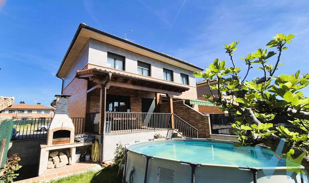 ¡ Chalet pareado en Ororbia! 
Tan cerca de Pamplona. Pero manteniendo la esencia de un pueblo. Un pueblo con servicios. Con escuela infantil, consultorio médico, hostelería...
Y en esta localidad un chalet cómodo y con el tamaño justo.  Y lo que buscas un jardín bien orientado, al sur. 
Con una distribución cómoda dispone de amplia cocina, baño con ducha y gran Salón con salida a al porche y al jardín.
En la planta superior, 3 dormitorios y 2 baños uno en suite. De esta forma la zona de vida cotidiana y la que requiere mantener una temperatura agradable es recogida. 
Pero se suplementa con un gran sótano con las preinstalaciones necesarias para  montar una cocina- Txoko y  aseo. 
En esta planta también esta e gran garaje privado y una zona de trastero que comunica con el jardín. 
Justo la casa que buscabas en una localización perfecta. 
Tiene un gran sótano. 