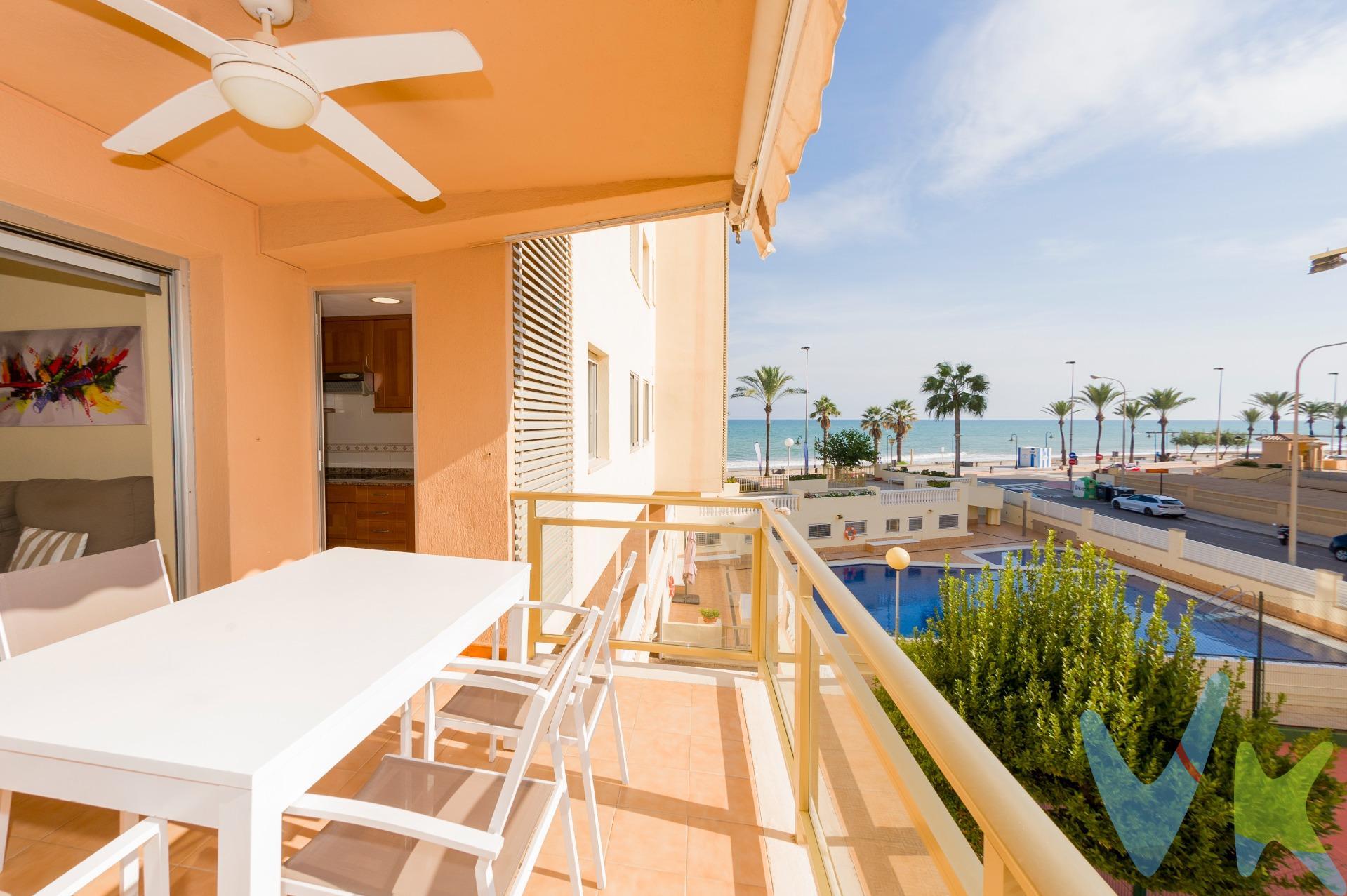 Fantástico apartamento en primera línea de playa, situado en una de las zonas más demandadas de Benicasim, Heliópolis / Curva. La vivienda cuenta con un dormitorio doble con armario empotrado, baño completo, y cocina independiente con salida directa a la terraza. Su luminoso salón-comedor también tiene acceso a una amplia terraza orientada al Sur, desde donde se disfrutan unas vistas espectaculares al Mediterráneo. Además cuenta con plaza de aparcamiento y un trastero doble de gran capacidad, ideal para almacenar bicicletas, enseres de playa o incluso equipamiento deportivo. La urbanización dispone de piscina comunitaria, pista de tenis y zonas ajardinadas. . Un apartamento con una ubicación privilegiada, ideal tanto para vacaciones junto al mar como para vivir todo el año disfrutando del clima y la tranquilidad de Benicasim. 📞 ¡No pierdas esta oportunidad!. Anímate a visitarlo y contacta con nosotros para más información o concertar una visita. Por mandato expreso del propietario comercializamos este inmueble mediante contrato de multi-exclusiva, por el cual numerosas agencias colaboradoras, nacionales e internacionales, ofrecen esta vivienda a sus potenciales compradores, todo ello garantizando un servicio de calidad, un trato fácil, sencillo y sin interferencias de terceros, ya que la gestión es a través de nuestra agencia. *Impuestos, gastos de compraventa tales como honorarios agencia y financiación no incluidos