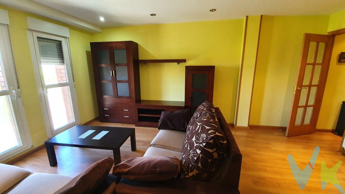 Vivienda ubicada en la zona de las Huertas de Sacramento, frente a los campos de Ramón Martínez. Esta reformada en su totalidad, tarima flotante, cocina, ventanas exteriores, la instalación de  calefacción gas natural es nueva (antes tenia acumuladores eléctricos), baño. El inmueble está situado en la 4º planta de un bloque de viviendas de 1987. Está distribuido en hall de entrada, 3 habitaciones dobles, salón - comedor, cocina equipada independiente con galería y cuarto de baño con plato de ducha. La calefacción y ACS se producen mediante caldera individual de gas ciudad. . Completa la composición una plaza de garaje y un trastero en la planta -1. 