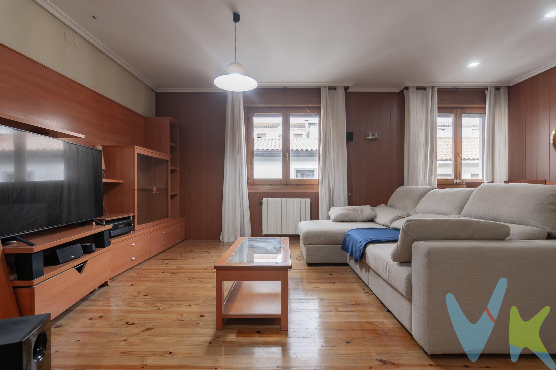 En pleno centro de Villava, le ofrecemos la oportunidad de adquirir una vivienda en perfecto estado y para entrar a vivir sin necesidad de realizar reformas. Se trata de una casa que cuenta con una perfecta distribución; salón-comedor amplio, 3 dormitorios dobles y un balcón muy soleado a un gran patio de manzana. Localizada en una zona muy céntrica del municipio, esta vivienda dispone de todas las dotaciones, comercios y servicios en la misma puerta de casa. La vivienda fue reformada de manera general, contando con instalaciones en perfecto estado de uso y mejorando su eficiencia energética a través de material aislante en su perímetro interior. Recientemente se ha realizado la reforma de portal e instalación de ascensor para eliminación de barreras arquitectónicas. Si está buscando una vivienda en Villava, no dude en solicitar una visita ya que estamos convencidos de que esta vivienda le interesará.