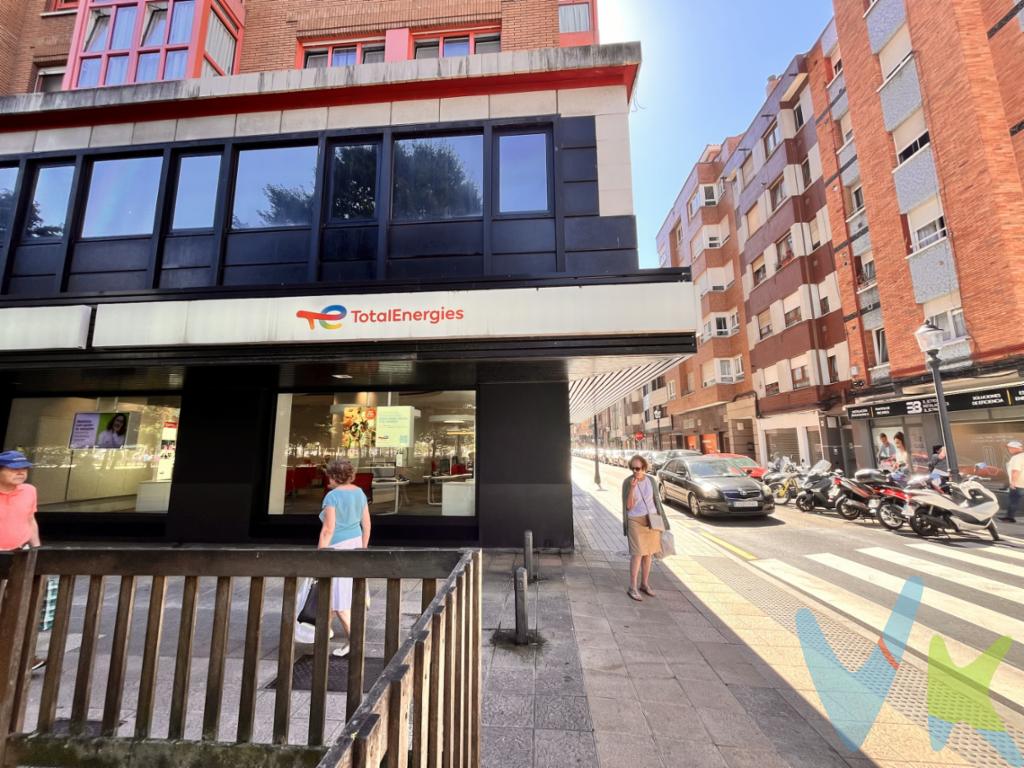  ¡Atención emprendedores e inversores! Les presentamos una oportunidad única en el mercado inmobiliario de Gijón, hablamos de un  atractivo local comercial se encuentra en la codiciada zona de La Arena.Dispone de 79 metros útiles y 86 metros construidos, este inmueble proporciona espacio más que suficiente para adaptarse a una variedad de negocios.Una ubicación estratégica que ofrece un excelente flujo de personas y facilidad de acceso a servicios y transporte público en un edificio construido em 1982La zona de La Arena en Gijón es reconocida por su dinamismo y atractivo tanto para residentes como para turistas, lo que garantiza una clientela permanente y diversa.Además, contar con un local en este barrio no solo es un privilegio, sino una inversión segura y rentable a medio y largo plazo.Es importante destacar la buena conservación del local y del edificio en general, lo que implica menores costos de mantenimiento a largo plazo y un entorno agradable para desarrollarse profesionalmente. Esto se traduce en una ventaja competitiva que no puede pasarse por alto para establecer o expandir su negocio.Aproveche esta oportunidad única para adquirir un local con una excelente relación calidad-precio en una de las zonas más dinámicas de Gijón. No lo dude más y contáctenos para concertar una visita. Estamos seguros de que al conocer este maravilloso local en persona, quedará convencido de que esta es la mejor elección para su negocio. Estamos a su disposición para resolver cualquier duda y asistirle en todo el proceso de adquisición. ¡Esperamos su llamada! En el precio final no están incluidos en Impuesto de Transmisiones Patrimoniales ni los Gastos de Notaría y Registro. 