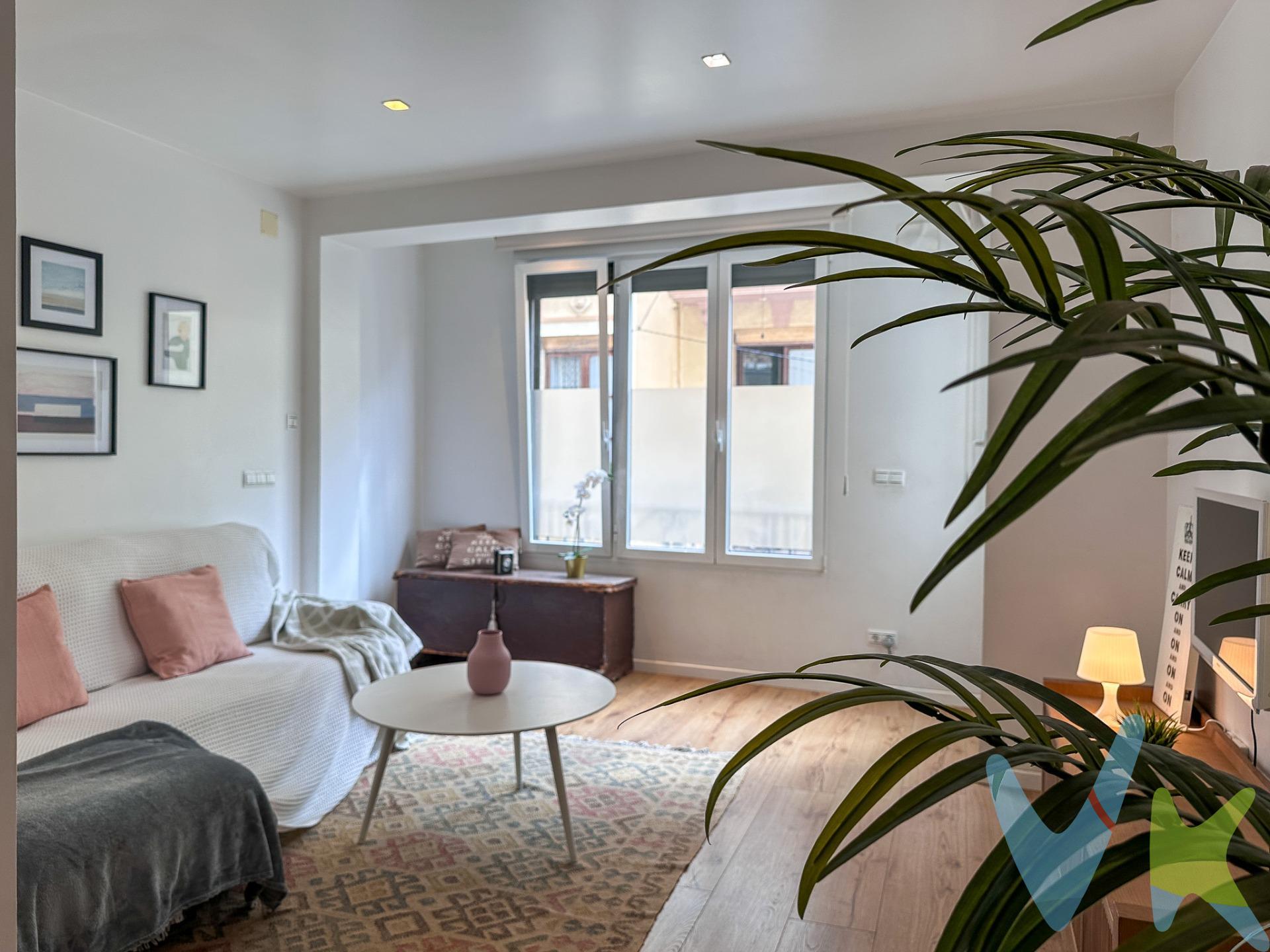 Presentamos una excepcional vivienda de altas calidades en pleno centro de Castellón. Con un área construida de 97 m2, esta propiedad se encuentra ubicada en un primer piso sin ascensor y ofrece comodidad y estilo. La distribución incluye un acogedor hall que da paso a un amplio comedor salón, así como a una moderna cocina tipo office completamente equipada con electrodomésticos e instalación para descalcificador del agua. Las ventanas climalit motorizadas garantizan aislamiento térmico y acústico, acompañadas por mosquiteras para mayor confort. El suelo laminado y termico proporciona elegancia y funcionalidad al mismo tiempo. Su baño principal cuenta con ducha; mientras que la habitación de matrimonio dispone de armarios empotrados y acceso a su propio baño privado equipado con bañera de hidromasaje. Los espacios están optimizados gracias a las dos habitaciones adicionales equipadas con camas abatibles e igualmente provistas de armarios empotrados. Dispone también aire acondicionado tanto en la zona comedor salón y cocina, como en el dormitorio principal. Por si fuera poco, podrás disfrutar del espacio exterior donde encontrarás azotea accesible ideal para tender ropa junto al trastero incluido. En resumen: calidad superior justo donde quieres estar. Este inmueble es en exclusiva, con lo que le facilitamos cualquier información sobre la vivienda. Por este motivo, solicitamos no molesten al propietario, ocupantes de la propiedad o vecinos de la comunidad. En todos los casos los precios expuestos son más impuestos y gastos derivados de la transmisión del inmueble.