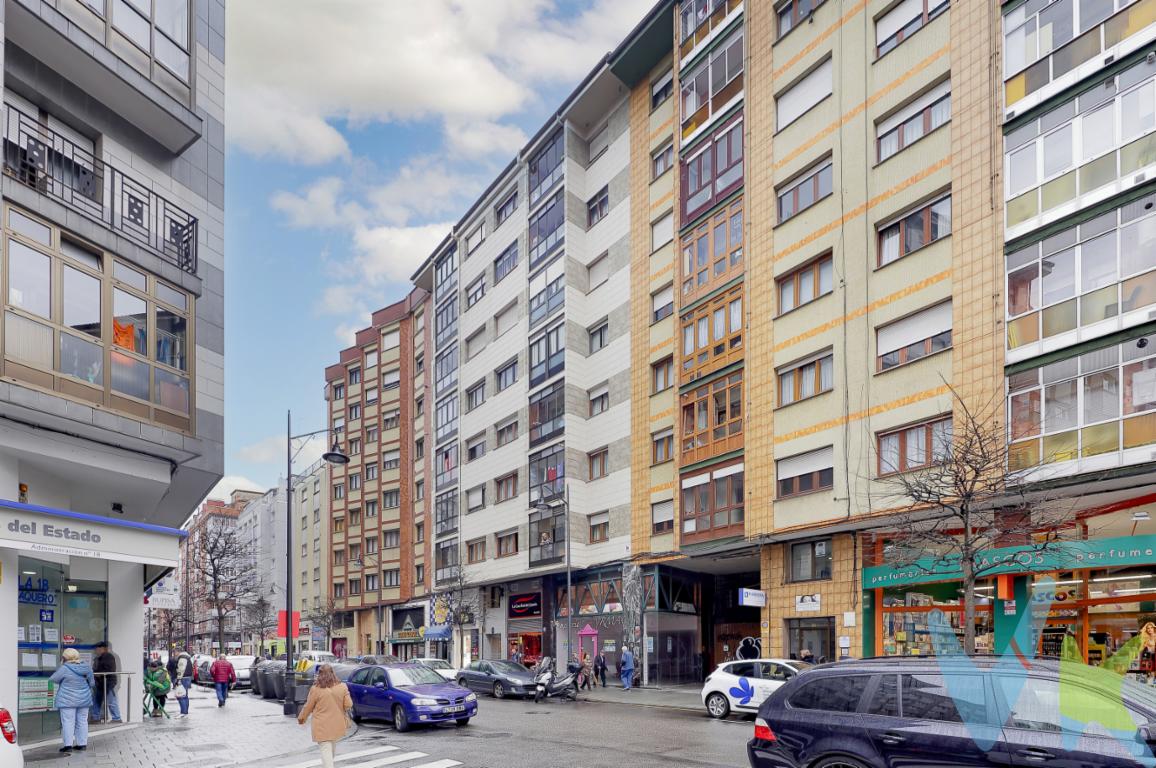  **Atención a los amantes de la comodidad y el buen vivir**: Se presenta una excepcional oportunidad de adquirir un piso en una de las zonas más demandadas de Gijón, Llano ,Juan Alvargonzález .                                                                Este espacioso piso de tres habitaciones , baño con ventana , cocina amplia , salón -comedor  y despensa amplia , con posibilidad de convertir en un segundo baño.  Su distribución optimizada garantiza el aprovechamiento total del espacio, proporcionando ambientes acogedores y luminosos. Cada rincón ha sido diseñado para ofrecer la máxima practicidad, haciendo de este lugar la residencia perfecta para familias o para quienes aprecian la amplitud.A pesar de ser una vivienda posterior , goza de muy buena luz natural , sol y es poco ruidosa.Para su mayor comodidad, este edificio cuenta con ascenso grande de 6 plazas facilitando el acceso sin ningún esfuerzo adicional. La ubicación del inmueble es privilegiada, con paradas de autobús cercanas que aseguran la conexión rápida y eficiente con el resto de la ciudad. Todo lo que necesita estará a su alcance sin necesidad de desplazamientos complicados.La zona de Llano es reconocida por su ambiente familiar y su amplia oferta de servicios y comercios. Desde supermercados hasta parques y centros educativos, todo se encuentra a solo unos pasos. La vida urbana nunca ha sido tan accesible y equilibrada.Encontrar este tipo de oportunidades en Gijón es excepcional. Este piso en Llano no solo es una inversión, sino también un espacio donde construir recuerdos valiosos. Cada estancia ha sido pensada para ofrecer calidez y funcionalidad, haciendo de este lugar el hogar que siempre soñó.Por todo esto, visitar este inmueble es un paso imprescindible para cualquiera que busque calidad de vida en Gijón. Contemplar su distribución, experimentar la agradable sensación que ofrecen sus espacios y descubrir la tranquilidad de la zona garantizarán que se enamore de esta propuesta única. No deje pasar esta oportunidad de vivir en uno de los lugares más cotizados de la ciudad.Póngase en contacto y descubra lo que podría ser su nuevo hogar. Estamos a disposición para concertar una visita y brindarle la atención personalizada que merece. Este piso promete ser una de las adquisiciones más inteligentes que pueda realizar.Consulta nuestras reseñas en Google y descubre por qué tantos clientes confían en nosotros.El precio NO incluye: Impuestos, gastos de Notaría, registro y honorarios de los servicios contratados por los compradores a la Agencia Inmobiliaria.A título orientativo, en segundas transmisiones, el comprador abonará el Impuesto sobre Transmisiones Patrimoniales (ITP). Para consultar los porcentajes del ITP en Asturias puede hacerlo a través de la web oficial de servicios tributarios del Principado de Asturias https://sede.tributasenasturias.es/sites/sede/default/es_ES/Que-quieres-hacer/Transmisiones-Patrimoniales-y-AJD. La base imponible será el mayor valor entre precio de compraventa, tasación o valor de referencia catastral. Gastos de notaría y registro según aranceles variables según precio, número de copias y complejidad.El comprador escoge libremente notario. El vendedor asume la plusvalía y el resto de gastos son del comprador. Si se precisa hipoteca: Tasación, condiciones y costes bancarios según entidad elegida por el comprador; así como los gastos de gestoría y cualesquiera otros inherentes a la formalización de la compraventa. De acuerdo con la ley, no se incluyen en el precio otros gastos o tributos que legalmente correspondan al comprador. Honorarios de intermediación inmobiliaria a cargo del vendedor.El consumidor tiene derecho, conforme a la normativa vigente, a disponer de información y documentación adicional relativa al inmueble y condiciones de la compraventa, accesible en la sede física de la Agencia Eurocasa Gijón, en Santa Doradía, nº 14-Bajo, en Gijón, o a través del correo electrónico info@eurocasagijon.com. La agencia actúa exclusivamente como intermediaria en la operación. Cualquier compraventa y sus condiciones quedan sujetas en todo caso a la aceptación expresa del vendedor del inmueble y a la posterior formalización del correspondiente contrato. El presente anuncio tiene carácter meramente informativo; la información suministrada se corresponde con la disponible a la fecha de publicación, pudiendo variar en función de las circunstancias o actualizaciones legales, contractuales y fiscales.  