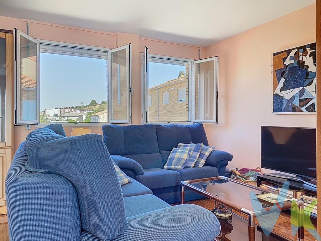 Magnífico dúplex en venta ubicado la localidad de Milagro. Este estupendo inmueble se encuentra en la planta primera de un edificio bien cuidado y ofrece todas las comodidades necesarias para convertirse en su nuevo hogar. La propiedad destaca por su diseño funcional y su estratégica distribución, que aprovecha al máximo los 80 metros cuadrados útiles con los que cuenta.Con un total de 105 metros cuadrados construidos, el inmueble se compone de dos niveles que brindan un ambiente acogedor y confortable. En la planta de acceso se encuentran los dos dormitorios con balcón-terraza (14 m2) y baño completo.  En la planta superior dispone de un aseo, una luminosa sala de estar con salida directa a la terraza con vistas (20 m2), perfecta para relajarse después de un largo día. Grandes ventanales permiten que la luz natural inunde el espacio, creando una atmósfera cálida y atractiva para todos sus visitantes, la cocina se encuentra en esta misma planta y está totalmente equipada, lo cual te permitirá utilizar la terraza a diario.Este maravilloso dúplex cuenta con una  fantástica terraza, un espacio al aire libre donde podrá disfrutar de su café matutino, una copa de vino al atardecer e incluso una barbacoa con amigos o familia. Este rincón exterior es ideal también para disfrutar de momentos de tranquilidad y relax, siempre rodeado de un entorno sereno y apacible.Estamos seguros de que este dúplex cumplirá y superará todas sus expectativas. Contáctenos para más información y para coordinar una visita personalizada. No pierda la ocasión de hacer realidad su sueño de vivir en un lugar encantador y perfectamente adaptado a sus necesidades. Estamos a su disposición para resolver cualquier consulta y guiarle a lo largo del proceso de compra. ¡No espere más! Esta es una oportunidad que no se puede dejar escapar.