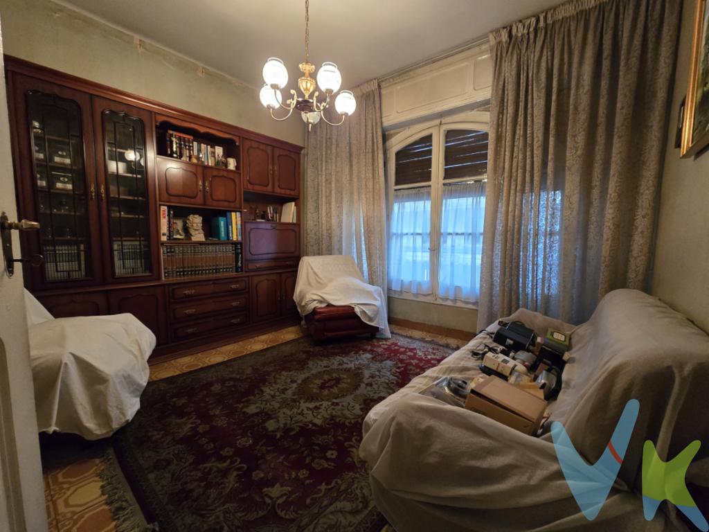 INMOBILIARIA SOLOZÁBAL presenta una magnífica oportunidad en el centro de LogroñoUna propiedad que combina un estilo clásico con el confort moderno, ideal para aquellos que buscan un lugar espacioso y bien comunicado. Con 116 m² construidos, este piso es una joya esperando a ser descubierta. Está en la primera planta de un edificio con historia, construido en 1935, pero que ha sabido actualizarse a las necesidades contemporáneas, incluyendo un práctico ascensor que facilita el acceso a todos los residentes.Este luminoso piso dispone de cuatro amplias habitaciones que ofrecen distintas posibilidades, ya sea para convertirlas en dormitorios, oficinas personales o áreas de estudio, según las necesidades de sus nuevos dueños. Cada habitación se caracteriza por su espacio generoso y sus grandes ventanas que permiten la entrada de abundante luz natural, creando un ambiente cálido y acogedor durante todo el día. Un espacio ideal para familias que buscan amplitud o profesionales que necesiten un espacio cómodo y diferenciado.La cocina, corazón de muchas familias, está diseñada para ser práctica y eficiente, con suficiente espacio para almacenamiento y área de trabajo, ideal para quienes disfrutan de la cocina y del arte culinario unido a una preciosa galería orientada a mediodía. Además, el salón-comedor es un espacio versátil que invita a reuniones familiares y momentos de relajación, un lugar donde se puede disfrutar de interesantes veladas o momentos de lectura tranquilos.La ubicación de este inmueble es sencillamente inmejorable. Situado en la zona Centro de Logroño, los futuros propietarios estarán a pasos de una gran variedad de servicios, tiendas, restaurantes y opciones de ocio. Además, la presencia de paradas de autobús cercanas asegura una excelente conexión con el resto de la ciudad, permitiendo a los residentes desplazarse rápidamente a cualquier punto de interés, sin necesidad de utilizar el coche.En términos estructurales, el edificio ha sido cuidadosamente mantenido para preservar su encanto original y al mismo tiempo garantizar la seguridad y comodidad de sus habitantes. Los vecinos disfrutarán de la tranquilidad de vivir en un edificio con historia, pero con las ventajas de las comodidades modernas.Dado su tamaño y localización, este piso representa una inversión excepcional tanto para aquellos interesados en adquirir su hogar ideal como para los inversores que buscan una propiedad rentable en una de las zonas más demandadas de Logroño. La combinación de ubicación, espacio y características de este inmueble lo convierten en una verdadera joya en el mercado actual.No pierda la oportunidad de visitar este magnífico piso y descubrir todo lo que tiene para ofrecer. Contáctenos para más información o para concertar una visita. Estamos seguros de que cuando lo vea, no querrá dejar pasar esta excepcional oportunidad de convertirse en propietario de un pedazo de historia en pleno centro de Logroño. ¡Esperamos su llamada! 