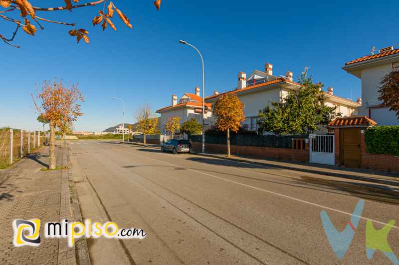 ADOSADO EN ZONA PLAYA LAREDO. Inmobiliaria Mi Piso les presenta en exclusiva esta estupenda casa adosada en unas de las zonas de Laredo con mas calma y mas tranquilidad. Esta vivienda destaca por su cercania a la playa y brilla por su contacto directo con la naturaleza al estar a pie de la reserva natural de la playa del Regaton, donde podrás pasear por su preciosa playa y disfrutar de sus preciosos atardeceres, enclave único donde la calidad de vida esta asegurada.
Al entrar en la vivienda te recibira un hall con acceso a una luminosa cocina y a un amplio salón comedor  totalmente diafano con acceso a una bonita terraza y a un acojedor zona de  jardín donde poder disfrutar de largas comidas en casa con la mejor compañia. Incluye zona de barbacoa.
La segunda planta , dedicada a la zona de noche, se distribuye en 4 habitaciones y un cuarto de baño completo. A través de la escalera accedemos a la última planta, que nos invita a una sala totalmente diafana con acceso al solarium privado, donde podemos disfrutar de unas preciosas vistas a la ria. 
Toda esta propiedad esta climatizada con calefacción de gas propano con deposito individual, cuenta con garaje doble cerrado. Y la vivienda se entregará totalmente amueblada.
Porque tu eres especial, tu vivienda también tiene que serlo¡¡¡¡¡