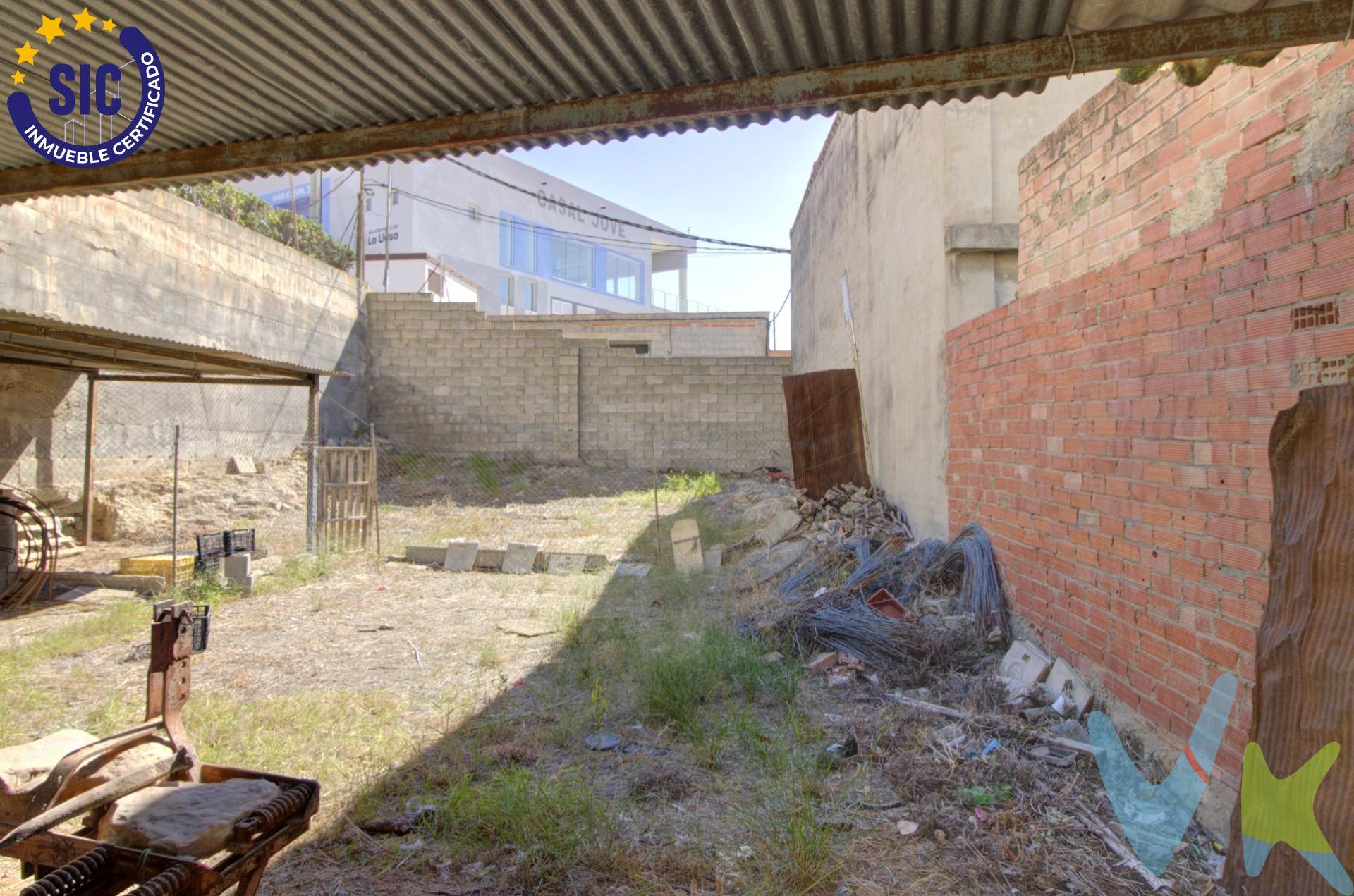 Si estás buscando un terreno para construir tu hogar, ven a visitar este solar situado en la zona alta de La Llosa. Este espacio ofrece una ubicación privilegiada que combina tranquilidad y accesibilidad. Rodeado de naturaleza, es el lugar ideal para diseñar la casa de tus sueños. Además, se encuentra cercano a diversas comodidades tales como escuelas, centros de ocio y áreas recreativas que enriquecen aún más esta propuesta inmobiliaria. No pierdas la oportunidad de invertir en un futuro prometedor; contáctanos hoy mismo para obtener más información o agendar una visita. El precio del inmueble no incluye los honorarios de la agencia que ascienden al 3000 € más IVA, ni los gastos de notaría y registro de la propiedad (que están sujetos a aranceles y varían dependiendo del precio de escrituración), ni los impuestos (que en la Comunitat Valenciana dependen del precio del inmueble y de las características personales del comprador). Para mayor seguridad en la compraventa, todas nuestras viviendas poseen FICHA DE CERTIFICACIÓN DE INMUEBLES registrada por la Asociación de Inmobiliarias de la Comunidad Valenciana ASICVAL. Antes de comprar o de entregar las arras, pida el Certificado de la vivienda para estar seguro y tranquilo sobre la situación legal, urbanística y de cargas de la misma. RK ESTAÑOL, mercantil Inmobiliaria Quasablanqua, SL, está inscrita en el Registro de Agentes de Intermediación Inmobiliaria de la Comunidad Valenciana RAICV con el número de registro 1511. La Llosa es un pequeño municipio de casi mil habitantes ,situado en la comarca de la Plana Baja en Castellón. Rodeada de campos de naranjos y vegetación, su término municipal limita al este con el mar Mediterráneo por lo que está cerca de la playa … También limita con Vall D’Uixo, Xilxes y Almenara. Está bien comunicado con las capitales de provincia Valencia y Castellón con la N-340, con la Autovía A7 y con la red ferroviaria de Cercanías (Valencia-Castellón). Es un pueblo muy tranquilo para vivir y está muy bien situado a medio camino entre Castellón y Valencia. 