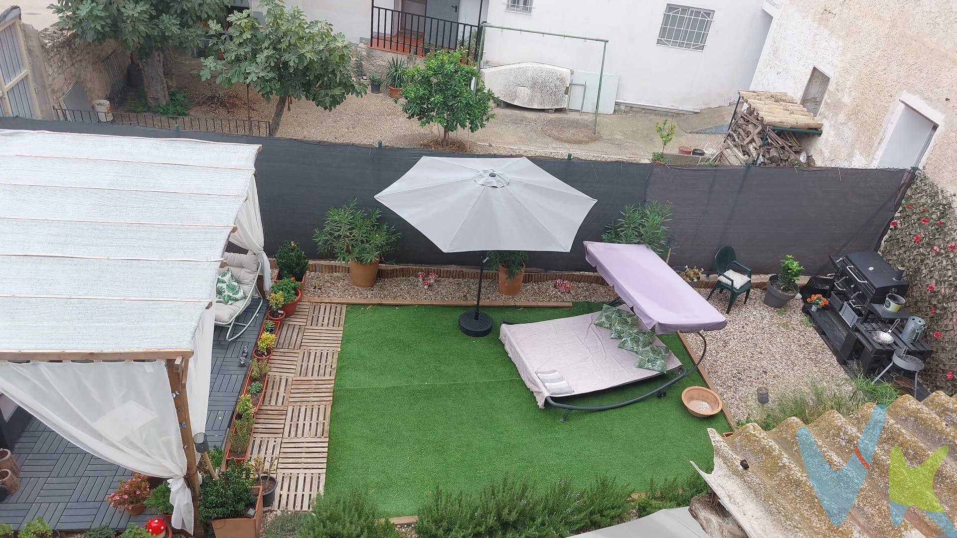 Se vende magnífica casa de pueblo de 3 plantas, con 6 dormitorios , 3 baños, un enorme jardín y garaje para 4 coches. La vivienda se encuentra en buen estado de conservación y reformada. Una vivienda amplia, luminosa y muy versátil, perfecta como residencia habitual o vacacional.   (Aconsejamos ver el vídeo adjunto para apreciar con total detalle la distribución real y el total de las estancias. Nota: los electrodomésticos no están incluidos en la venta).  La vivienda se distribuye de la siguiente manera:. Planta Baja: Máxima comodidad sin escaleras. Pensada para hacer la vida totalmente en la planta baja sin necesidad de subir ni bajar escaleras. Cuenta con un acogedor recibidor, un gran salón-comedor con chimenea y paredes de piedra vista, cocina con isla y despensa independiente, un dormitorio principal en suite con un gran vestidor, dos baños completos (uno con ducha y otro con bañera) y zona de lavadero.  Desde esta misma planta baja se accede directamente a un fantástico jardín privado con césped artificial, pérgola con zona de relax y cobertizo, además de un gran garaje/nave con capacidad para varios vehículos y zona de taller.  .  Primera Planta: Espacio ideal para familiares o invitados, con su propia cocina con espacio para mesa , salón secundario con aire acondicionado, salida a una enorme terraza con espacio suficiente para colocar sofás de exterior y zona de relax, un dormitorio doble, un enorme baño completo, vestidor auxiliar y dos habitaciones adicionales de gran tamaño.   . Planta Segunda (Buhardilla): Encantador espacio que alberga una zona de juegos/ocio, un tercer dormitorio doble con área de estudio y espacio de almacén anexo.   . Respecto a las calidades, la vivienda tiene la fontanería y electricidad reformada. Vigas de madera muy bien cuidadas y tratadas. La calefacción es mediante chimenea y split de aire acondicionado con bomba de calor. Las ventanas son de madera. Una propiedad impecable, en excelente estado, súper cómoda al poder hacer vida en planta baja, con estupendos acabados y climatización, lista para entrar a vivir en Sástago.   ¡Contáctanos para organizar una visita sin compromiso!. *El precio publicado no incluye gastos ni impuestos. A modo de orientación, para la compra de viviendas de segunda mano, correrán a cargo del comprador tanto el Impuesto sobre Transmisiones Patrimoniales (ITP) como los gastos derivados de Notaría y Registro. Respecto al ITP, el tipo general aplicable en Aragón es del 8% (*). Este cálculo se realiza tomando el importe más alto entre el precio de venta, el valor de tasación o el valor de referencia de Catastro. Si desea conocer más a fondo el funcionamiento, posibles bonificaciones y tipos de este impuesto, le recomendamos visitar la web oficial de la Agencia Tributaria Autonómica. Registro y Notaría: Estos gastos, también a cargo del comprador, se estiman entre 700€ y 1.000€, dependiendo de la complejidad de la escritura, el número de folios y el precio del inmueble. Son honorarios que están regulados por ley (Anexo I del RD 1426/1989 para notarías y Anexo I del RD 1427/1989 para registros).Gastos de financiación: En caso de requerir préstamo hipotecario, los costes de tasación, gestoría, comisiones bancarias y demás gastos vinculados correrán igualmente a cargo del comprador, según las condiciones pactadas con su entidad financiera. Tampoco se incluyen otros posibles tributos que la normativa asigne a la parte compradora. Honorarios profesionales: La presente operación está sujeta a doble mediación. Existen honorarios a cargo del comprador que, salvo pacto en contrario, no están incluidos en el precio de venta (PVP).Derechos del consumidor y condiciones del servicio: Cumpliendo con la normativa actual, cualquier usuario tiene derecho a solicitar más detalles y documentación sobre la vivienda, la operación o nuestros servicios de mediación acudiendo a nuestra oficina, o bien vía correo electrónico o telefónica. Nuestra agencia ejerce únicamente labores de mediadora; 