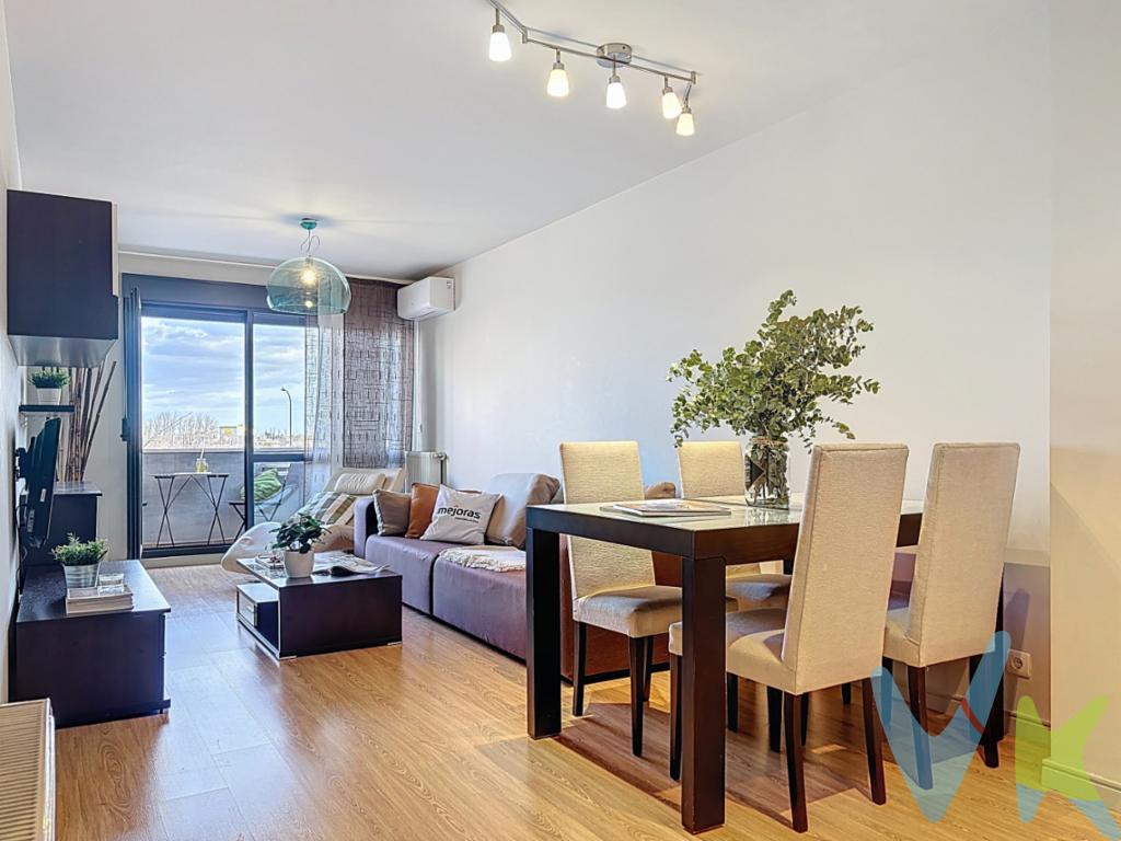 Se vende piso VPO por 186.000 EUR en Domingo Gaztelu nº 4, Tudela, en la demandada zona del Instituto. Vivienda de 90 m² muy bien distribuida, con 3 habitaciones, 2 baños, cocina independiente y salón luminoso con balcón y agradables vistas a la plaza de la Fuente. Dispone además de una terraza interior de 12 m², ideal como espacio extra. Incluye plaza de garaje y trastero en el mismo edificio, aportando máxima comodidad. Ubicación excelente, con todos los servicios a un paso, ideal como vivienda habitual para familias que buscan espacio, luz y una zona tranquila y bien comunicada. Se entrega amueblado.