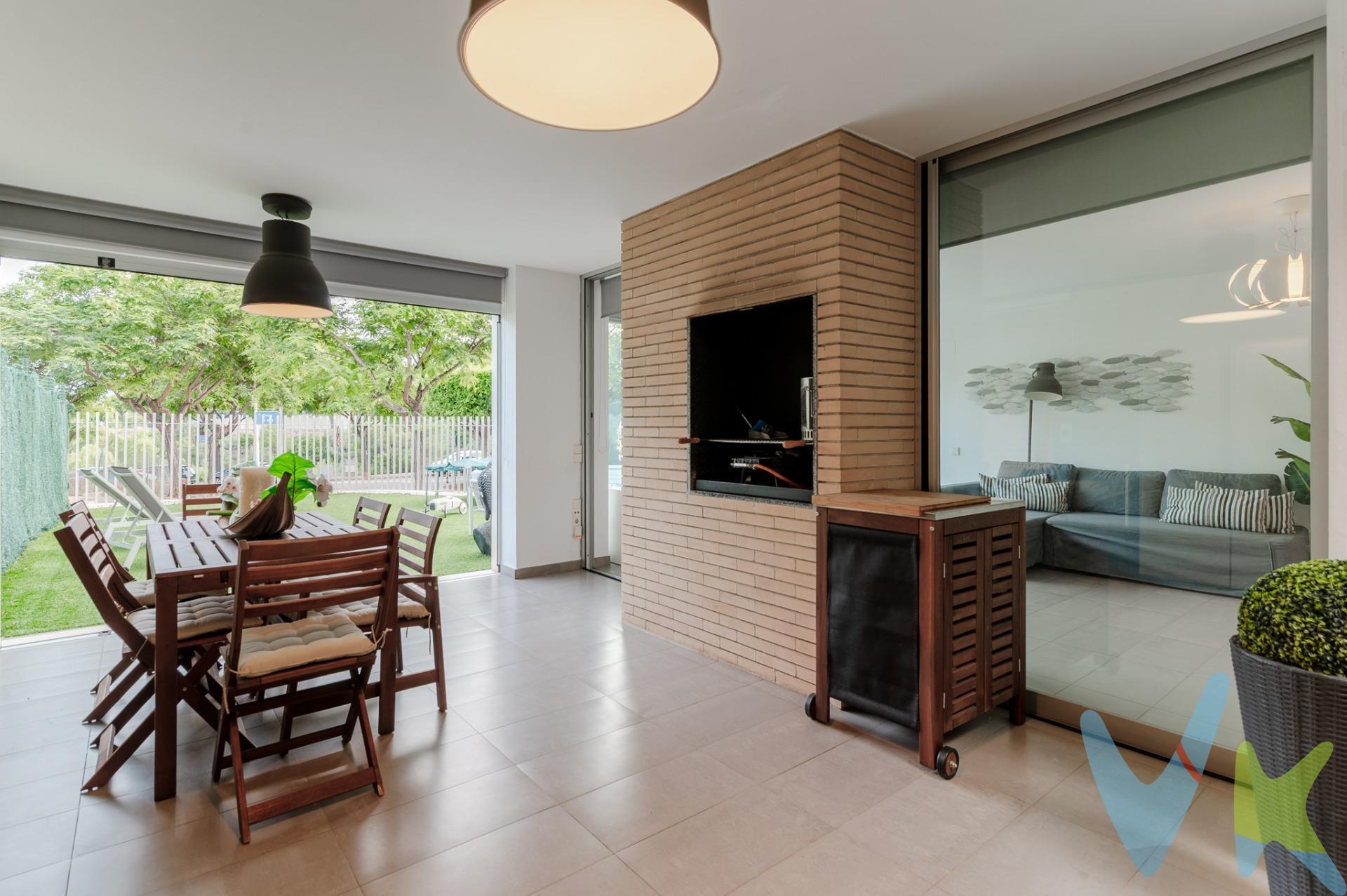 ¡Vive en el Paraíso! Planta Baja en Residencial Torre Bellver con la tranquilidad de vivir en una zona residencial y, a su vez, con todos los servicios a su alcance y bonitas vistas al mar Mediterráneo. ¿Buscas un hogar que combine comodidad, lujo y bonitas vistas? Te presentamos esta magnífica planta baja ubicada en el exclusivo residencial Torre Bellver, un oasis de tranquilidad y sofisticación en una de las zonas más codiciadas. El apartamento tiene dos habitaciones amplias, la principal con baño dentro, y otra habitación y un baño así como cocina moderna y funcional junto al comedor que tiene salida a una amplia zona, dividida en un patio interior donde se ha hecho una caseta para trastero en la parte final , una parte central con barbacoa que puede dejarse abierta y diáfana o cerrarse con cristal en los meses de invierno y es ideal para cenas y comidas con familia y amigos, y una  terraza exterior en la parte delantera donde se puede disfrutar igualmente de momentos incomparables y puede ser ideal para zona de juegos de los pequeños de la casa. Este hermoso apartamento ofrece un espacio amplio y luminoso, perfecto para disfrutar de un estilo de vida relajado y elegante. Cuenta con un diseño moderno, acabados de alta calidad y una distribución pensada para maximizar el confort y la funcionalidad. Lo que realmente hace especial a esta propiedad es su acceso directo a las zonas comunes del residencial, donde podrás disfrutar de dos piscinas,  una con zona  de juego para niños y una piscina infinita con vistas panorámicas al mar. Imagina relajarte en la piscina infinita, contemplando el horizonte y sintiendo la brisa marina, ¡un verdadero lujo!. Además, el residencial Torre Bellver ofrece amplias zonas verdes y un ambiente exclusivo que invita a la tranquilidad y el bienestar. La ubicación estratégica permite fácil acceso a servicios, playas y áreas de ocio, haciendo de este lugar tu refugio ideal. No pierdas la oportunidad de vivir en un entorno privilegiado, con todas las comodidades y vistas que siempre soñaste. Contáctanos hoy mismo para más información y agenda tu visita. ¡Tu nuevo hogar te espera!. Por mandato expreso del propietario comercializamos este inmueble mediante contrato de multi-exclusiva, por el cual numerosas agencias colaboradoras, nacionales e internacionales, ofrecen esta vivienda a sus potenciales compradores, todo ello garantizando un servicio de calidad, un trato fácil, sencillo y sin interferencias de terceros, ya que la gestión es a través de nuestra agencia. *Impuestos, gastos de compraventa tales como honorarios agencia y financiación no incluidos. 