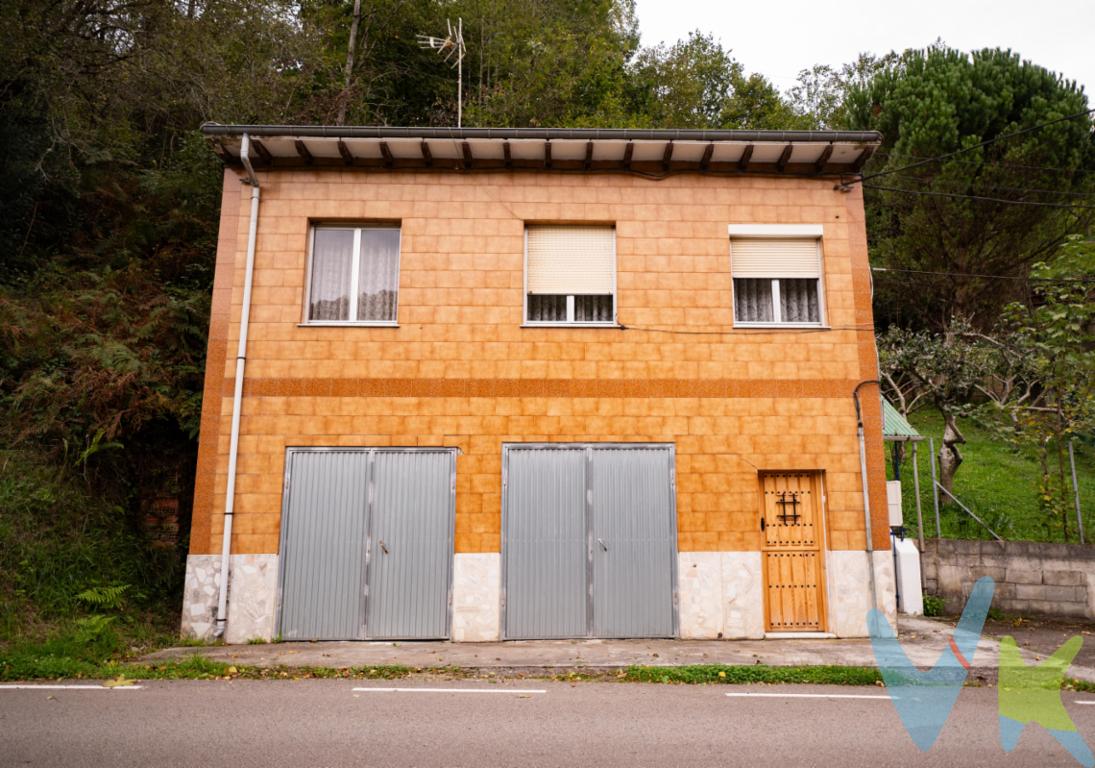 **Casa en venta en San Martín del Rey Aurelio**¿Sueñas con una casa en una ubicación tranquila y bien comunicada? Aquí se presenta una oportunidad excepcional. Se trata de una casa construida en el año 1955, que ha sido cuidadosamente mantenida, encotrándose en buen estado de conservación.Esta vivienda cuenta con 92 metros útiles y 103 metros construidos, ofreciendo una distribución óptima que aprovecha cada rincón del inmueble. La propiedad está distribuida en planta baja, con una parte de garaje y otra a modo de cuarto para la caldera por gas oil.Además la casa está ubicada en un terreno de unos 900 mts cuadrados ideales como zona de esparcimiento.En la primera planta, a la que accedemos a través de una escalera exterior está lo que sería la vivienda. Aquí encontramos  baño, despensa, salón, dos dormitorios y cocina.La casa tiene una ubicación interesante. San Martín del Rey Aurelio es una zona conocida por su tranquilidad y su ambiente sereno, ofreciendo un equilibrio perfecto entre la vida rural y los servicios necesarios para el día a día. Tiendas, supermercados, colegios y centros de salud están a tu alcance, facilitando tu rutina diaria sin tener que alejarte demasiado de tu hogar.Está enclavada esta propiedad en la cuenca del nalón, zona con mucho arraigo e historia en Asturias.Se encuentra a 35 minutos de Gijón y a 30 minutos de Oviedo por autovía.Este es un lugar donde cada día trae una nueva oportunidad de vivir una vida plena y gratificante. Ven a descubrir todo lo que esta casa tiene para ofrecerte. No dejes pasar esta oportunidad única en el mercado. ¡Contáctanos para organizar una visita y enamórate de tu futuro hogar!En el precio no están incluidos ni el Impuesto de Transmisiones Patrimoniales ni los gastos de notaria y registro.