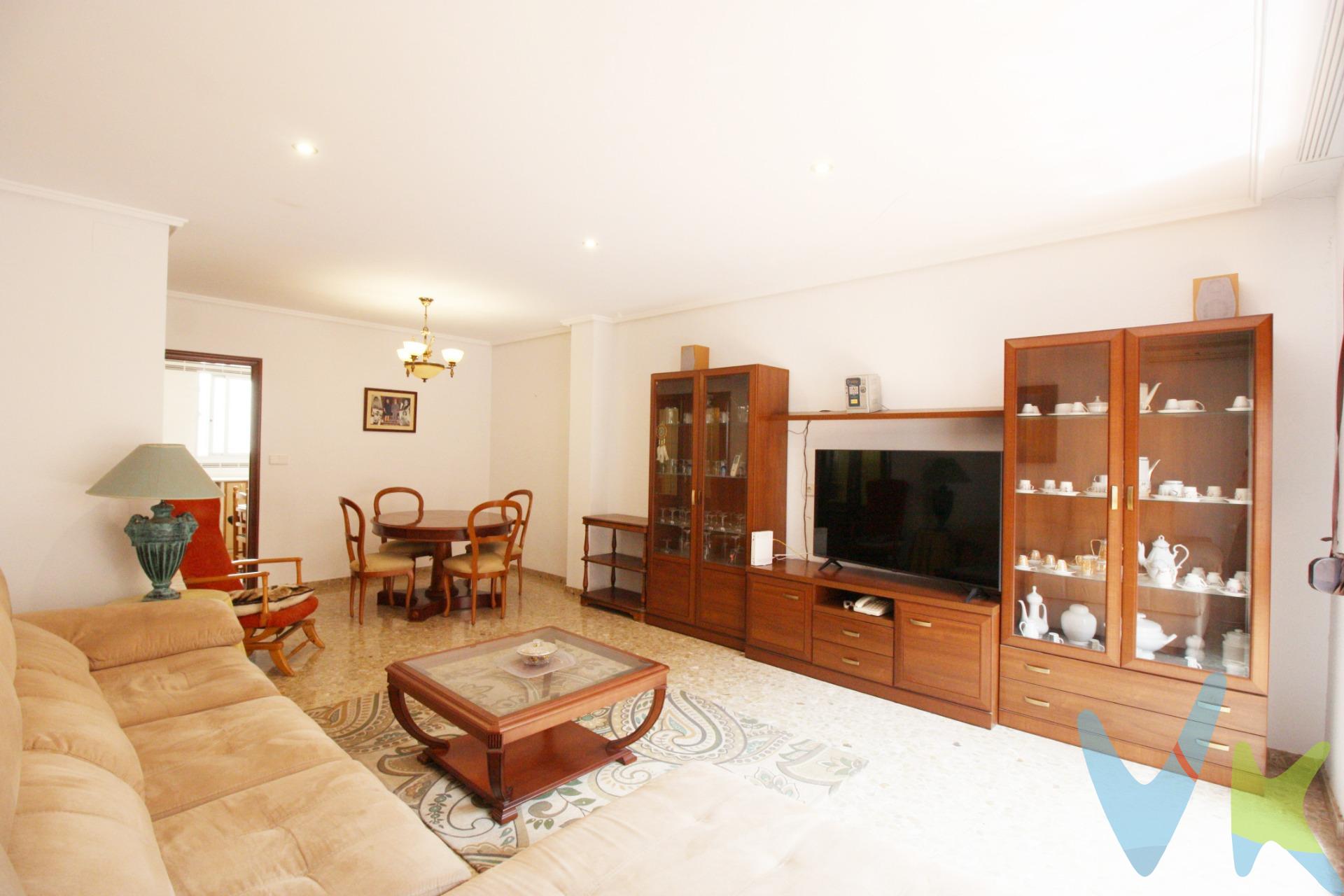 Se ofrece magnífica vivienda unifamiliar situada en el corazón de Meliana, distribuida en tres alturas ideal tanto para uso residencial como para inversores o profesionales que busquen un espacio versátil y bien ubicado. Planta baja: Espacioso garaje privado con capacidad para hasta cinco vehículos, con fácil acceso desde la calle. Perfecto también como zona de almacenamiento o incluso para uso comercial. Primera planta: Vivienda principal completamente habitable. Dispone de un luminoso salón-comedor desde donde podrás salir a un balcón escepcional, cocina independiente con salida a una gran galería con lavadero, tres habitaciones, una de ellas con baño en suite, además de un baño adicional completo en el pasillo y una hermosa terraza para esas noches de verano. Segunda planta: Espacio diáfano por reformar, ideal para ampliar la vivienda, crear una segunda residencia independiente, zona de trabajo o cualquier otro proyecto a medida. Tercera planta: Espectacular terraza del tamaño de toda la planta, perfecta para disfrutar del aire libre, instalar una zona chill-out, solárium o jardín urbano. La propiedad ofrece una base sólida y muchas posibilidades para adaptarla a diferentes estilos de vida o necesidades profesionales. Excelente ubicación dentro de Meliana, con todos los servicios y transporte a poca distancia. En su ubicación cabe destacar que se encuentra a tan solo 6km de La Pobla de Farnals y cerca tambien del metro. Entra en nuestro tour virtual y disfruta: https://my.matterport.com/show/?m=8ky4QSc2pDU. 