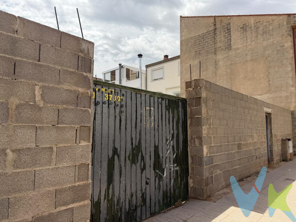 ¡Excelente oportunidad en pleno corazón de Rafelbunyol! Solar urbano en venta de 168 m² ubicado en una zona muy céntrica y demandada, ideal tanto para construir la casa de tus sueños. El terreno cuenta con 7 metros de fachada y 23 metros de profundidad aproximadamente, lo que permite un diseño arquitectónico cómodo con opción a garaje y patio o jardín privado. Su ubicación es inmejorable: se encuentra a un paso de la estación de Metro (con conexión directa a Valencia capital) y rodeado de todos los servicios esenciales como supermercados, colegios, centros de salud y comercios locales a los que podrás llegar cómodamente andando. Un lienzo en blanco perfecto en un municipio en pleno crecimiento y con una excelente calidad de vida.