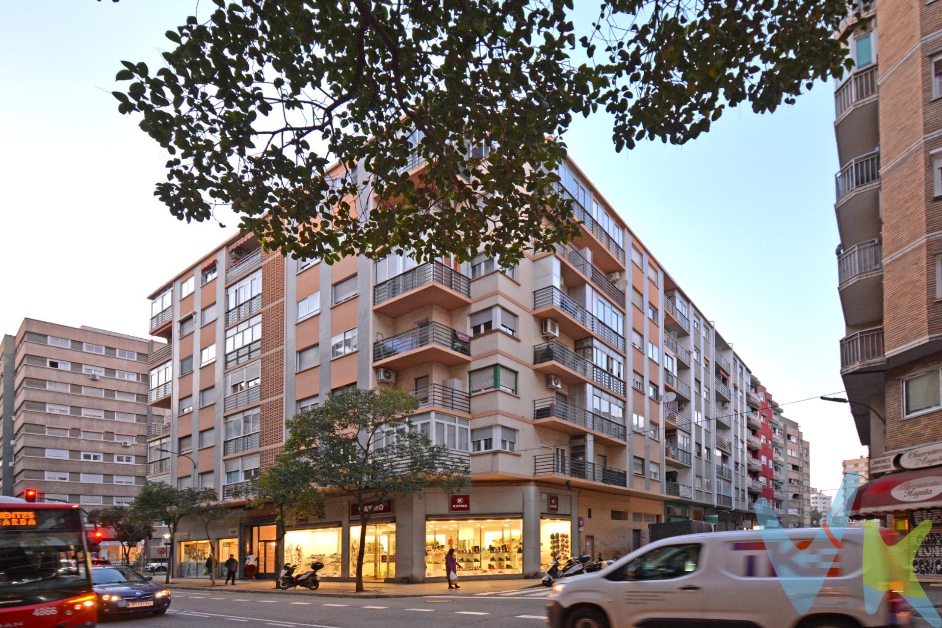 PISO EN VENTA EN C/JOSÉ PASCASIO ESCORIAZA -  ZONA PLAZA ROMA. Piso exterior, ubicado a un paso de la calle Santander y Plaza Roma, esta vivienda combina la tranquilidad de una calle apacible con la comodidad de tener toda los servicios que necesitas a tú alcance. Situado en una finca con ascensor a COTA CERO, el inmueble esta listo para entrar a vivir o personalizar a tu gusto:. - Salón acogedor exterior a la calle y luminoso. - 2 dormitorios, uno de ellos cuenta con balcón a la calle. - Cocina independiente: Totalmente equipada y con una práctica galería de desahogo, el espacio extra que siempre se agradece para colada o almacenaje. - Baño completo y funcional. Climatización: Calefacción eléctrica por acumuladores nocturnos y termo eléctrico, posibilidad de poner calefacción a gas ciudad. Acabados: Carpintería exterior aluminio climalit blanco y suelos de gres de fácil mantenimiento. Sin necesidad de coche, tendrás a tu disposición:. Excelentes conexiones de autobús a cualquier punto de la ciudad. Vida de barrio auténtica: supermercados, farmacias, centros de salud y colegios a la vuelta de la esquina. ¡No dejes que se te escape! Propiedades con esta ubicación y luminosidad vuelan del mercado. Ven a visitarlo y siente el potencial de este espacio. No te pierdas el tour 360º y el reportaje fotográfico que hemos preparado para ti. BUSCAMOS SOLUCIONES🏡,. ENCONTRAMOS HOGARES💙. Si necesitas financiación no lo dudes dínoslo en la visita y te asesoraremos sin compromiso. IMPORTANTE: El precio no incluye impuestos, gastos de notaría, registro ni honorarios de intermediación. Este anuncio tiene carácter informativo y no es contractual. Puede estar sujeto a errores o modificaciones. 