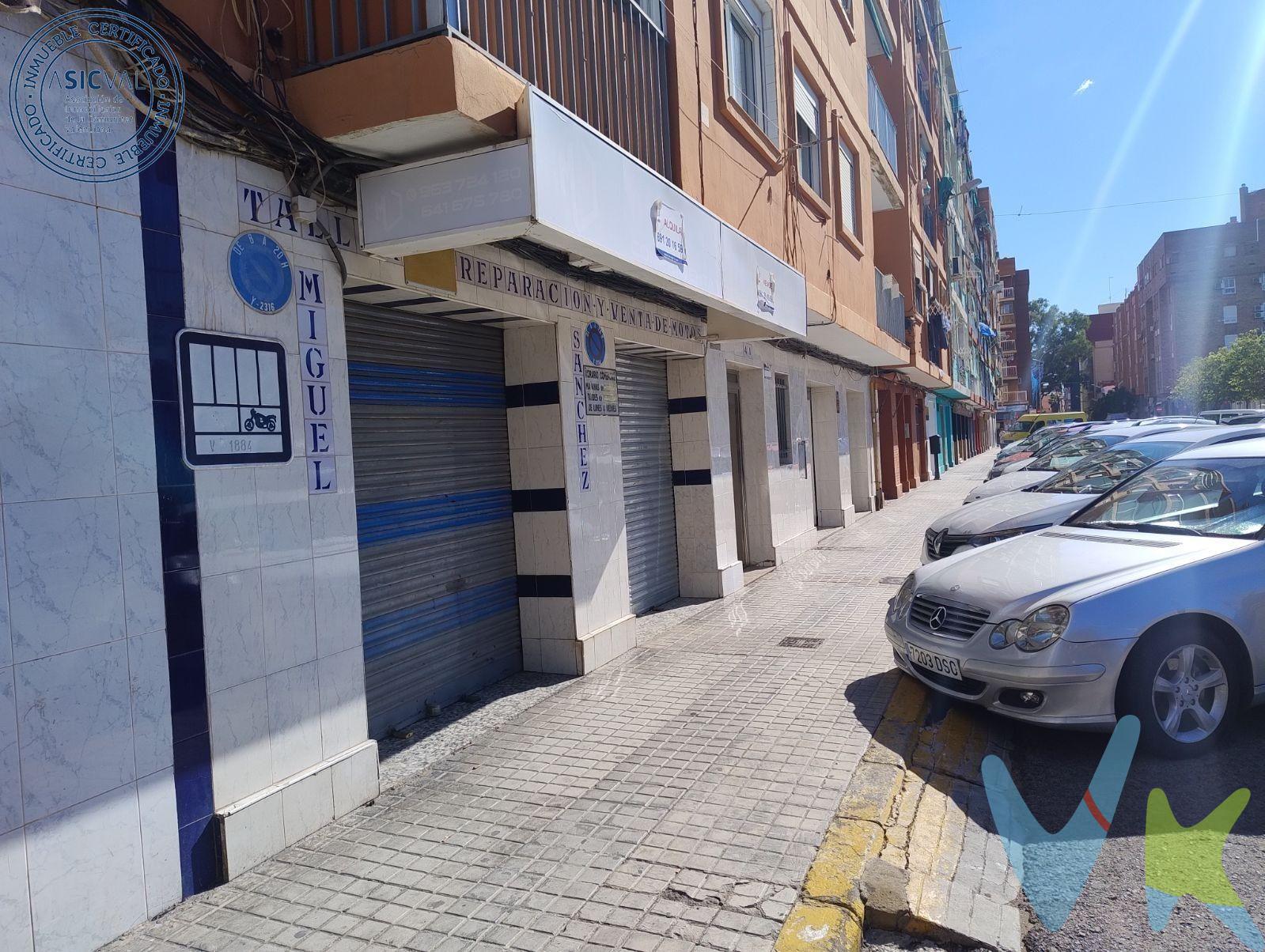 Se vende local comercial en una ubicación estratégica, ideal para emprendedores o inversores que buscan adaptar un espacio a sus necesidades. Superficie: 67m2. Estado: A reformar, perfecto para personalizar según tu proyecto. Ubicación: El Cabanyal, Valencia. Este local es una excelente opción para abrir tu negocio o para uso como inversión gracias a su potencial. ¡No pierdas esta oportunidad! Contáctanos para más información y visitas. La descripción del presente inmueble e imágenes tienen mero carácter informativo y en ningún caso carácter contractual, pudiendo ser modificados por la inmobiliaria comercializadora sin que ello implique responsabilidad alguna frente a terceros. En el precio de venta a público, esta propiedad NO incluye los gastos de adquisición (Notario, registro, gestión, honorarios, etc…).