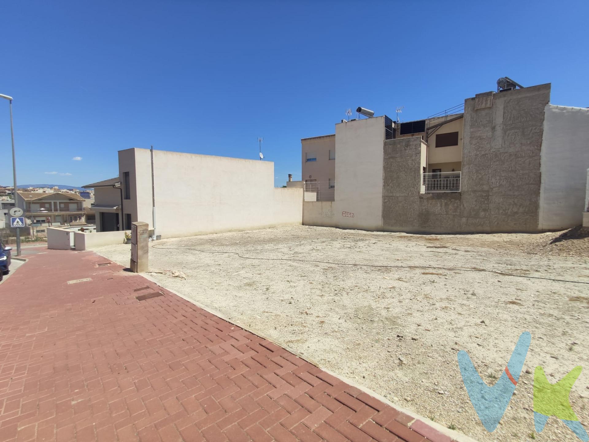 Le presentamos una excelente oportunidad para construir la casa de sus sueños en un entorno privilegiado. Esta parcela de 345 metros cuadrados está destinada a la edificación de una vivienda unifamiliar, con autorización para desarrollar hasta dos plantas más buhardilla y planta sótano. Ubicada en la zona nueva de Barrio San Miguel de Molina de Segura, disfrutarás del equilibrio perfecto entre tranquilidad y comodidad. La propiedad se encuentra rodeada por un ambiente seguro y limpio, ideal para familias que buscan estabilidad. Además, contarás con acceso cercano a centros médicos, colegios destacados, institutos y amplias zonas verdes donde podrás pasear o practicar deportes al aire libre. El acceso vehicular es rápido y el aparcamiento resulta fácil gracias a las infraestructuras adecuadas disponibles; también tendrás todo lo necesario cerca: comercios variados que satisfacen tus necesidades diarias están al alcance caminando o conduciendo sin complicaciones. Llámanos y te informaremos. 🔑 Comercialización en multidifusión. Por mandato expreso del propietario, este inmueble se comercializa en multiexclusiva, lo que garantiza un acceso completo a la información, un servicio profesional y una gestión ordenada, sin interferencias de terceros. Si eres agente inmobiliario y tienes un cliente interesado, estaremos encantados de colaborar. Contáctanos sin compromiso. 🤝 Una compra tranquila y bien acompañada. Al contactar directamente con nosotros, evitarás molestias innecesarias a la propiedad. Nos encargamos de toda la intermediación, facilitándote la documentación, la información necesaria y un trato cercano, claro y sin complicaciones. Te informaremos con total transparencia de todos los aspectos de la compra, incluidos gastos y honorarios de agencia para que tomes decisiones con calma y seguridad. Nuestra forma de trabajar se basa en algo muy sencillo:. Calma → la tranquilidad de comprar tu parcela con acompañamiento profesional en todo el proceso con nosotros. ℹ️ Información legal. La descripción del inmueble y las imágenes publicadas tienen carácter meramente informativo y no contractual. El precio ha sido fijado por la propiedad y podría sufrir variaciones hasta su formalización en contrato de compraventa. 💰 Gastos de la compra. •	Impuestos (ITP). o	Sin bonificación: 7,75 %. •	Notaría y Registro: aprox. 1.000 €. •	Honorarios de agencia: 3 % + IVA, con un mínimo de 3.000 € + IVA. (No incluidos en el precio de venta). . . 
