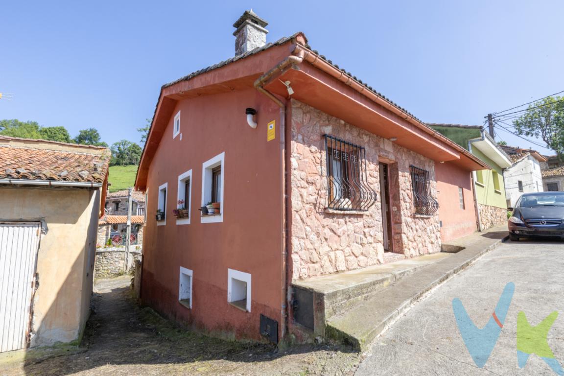 Venta de casa en perfecto estado en el bonito pueblo de Linares, ubicado en el concejo de Proaza.La casa se divide en dos plantas. La planta alta formada por cocina, salón, tres habitaciones y baño, dispone de un anexo utilizado actualmente como almacén que se puede incorporar a la vivienda en caso de querer aumentar el espacio habitable.La planta baja a la que se accede por la parte posterior de la vivienda dispone de una antojana desde la que se accede a la construcción que se utiliza como garaje y zona de reunion, dispone de una baño en esta planta y esta ubicada la zona de la caldera.Se entrega amueblada, dispone de calefaccion de gas-oíl, ventanas de aluminio con vidrio climalit, forjados de hormigón, la vivienda se construyo en el año 1992.No incluido ITP ni gastos de notaria y registro de la propiedad.