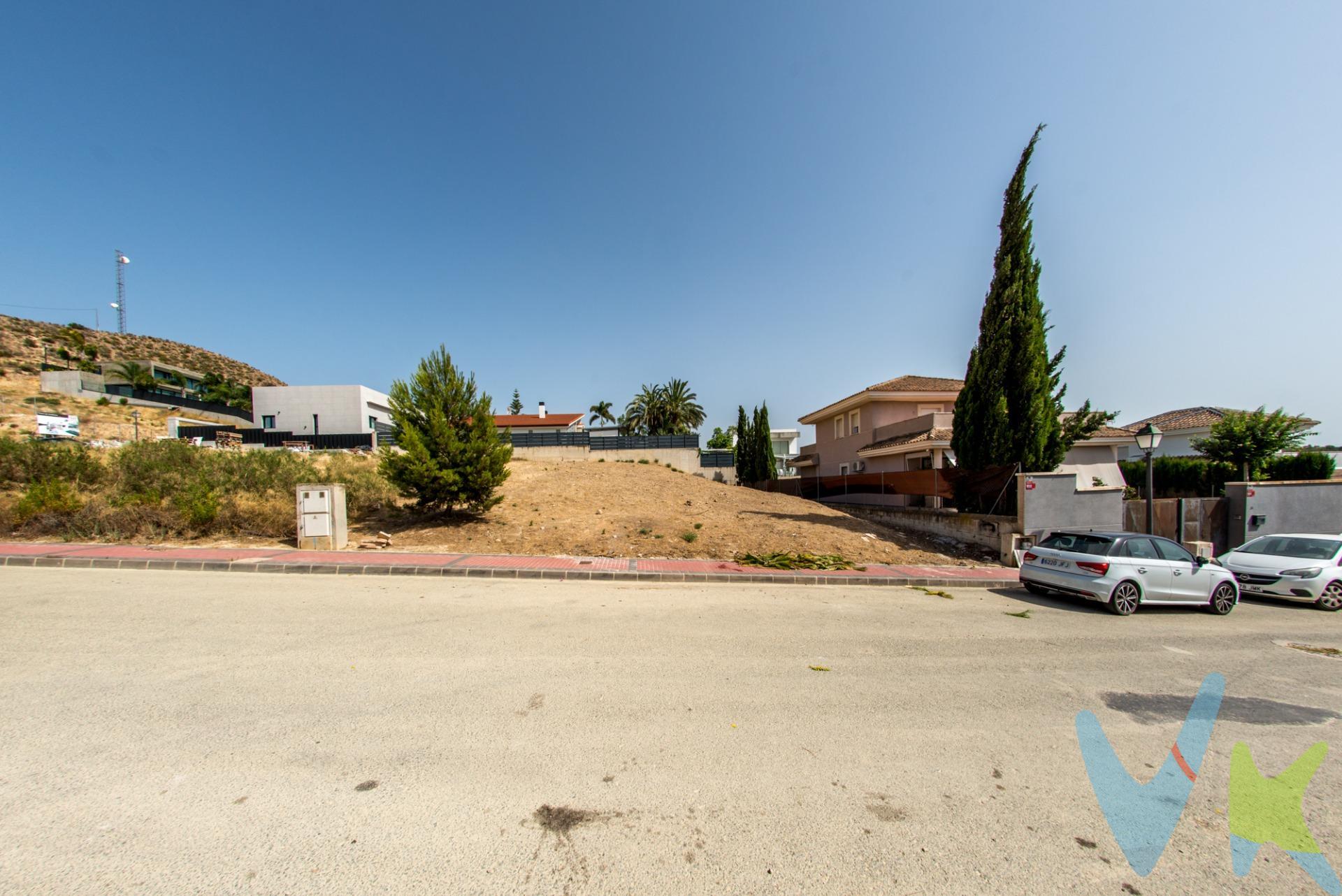 . Crea el hogar que siempre has soñado en el corazón de La Alcayna, una de las urbanizaciones más deseadas de la Región de Murcia, se encuentra esta joya urbana: una parcela de 600 metros cuadrados  y edificabilidad de 210 metros cuadrados, en a zona más moderna, tranquila y exclusiva de la urbanización, rodeada de viviendas de nueva construcción y un entorno que combina comodidad, naturaleza y estilo de vida. Imagina despertar cada mañana con el sol filtrándose entre los árboles, el canto de los pájaros de fondo y la posibilidad de construir la casa de tus sueños, a tu gusto y a tu ritmo. ¿Un diseño minimalista de líneas rectas? ¿Un estilo mediterráneo con piscina y jardín privado? Aquí todo es posible. Ubicación privilegiada:. Calle Sierra de Grazalema es sinónimo de elegancia, seguridad y calidad de vida. Con acceso rápido a servicios esenciales, centros educativos, deportivos y zonas comerciales, vivir aquí es tenerlo todo… sin renunciar a la tranquilidad. Lo que ofrece esta parcela:. * Superficie total: 600 m². * 210m2 de edificabilidad hasta dos alturas. * Urbanización consolidada con calles asfaltadas, iluminación, alcantarillado y fibra óptica. * Orientación ideal para aprovechar luz natural y eficiencia energética. * Zona de alta revalorización y gran demanda actual. * Espacio suficiente para vivienda, jardín, piscina, garaje y más.  Ideal para:. * Familias que quieren construir su casa a medida. * Inversores que buscan alta rentabilidad en una de las zonas más cotizadas. * Personas que apuestan por una vida tranquila sin alejarse de la ciudad. Haz realidad ese proyecto que siempre has soñado. Esta parcela no es solo tierra: es futuro, diseño, tranquilidad y valor. Consulta disponibilidad y precio. Las mejores oportunidades no esperan. 