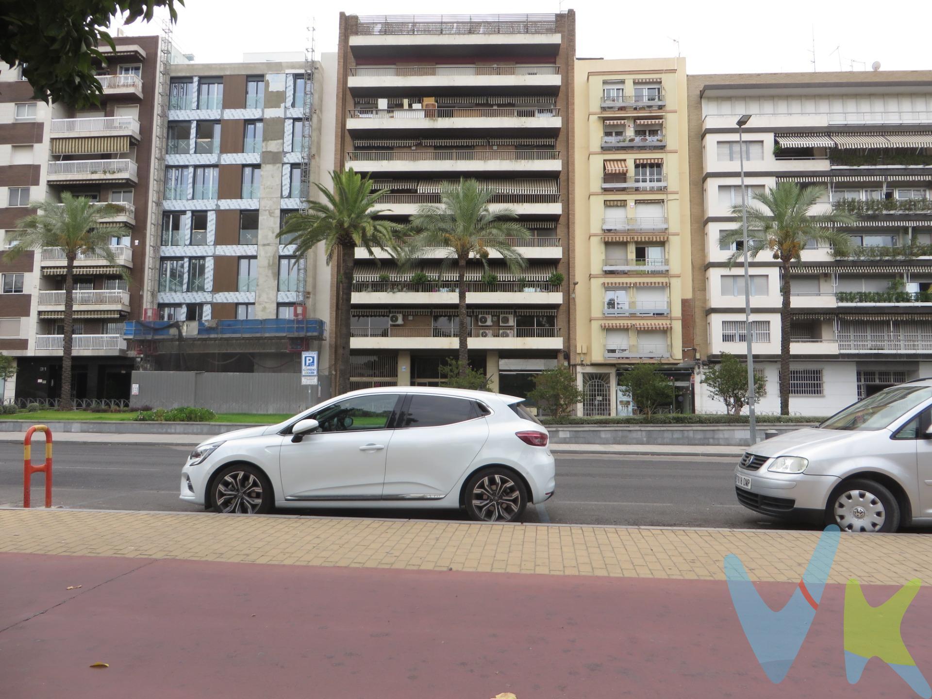 Cierra los ojos e intenta imaginar cómo sería tu piso ideal. ¿En qué barrio estaría? ¿Tendría terraza? ¿Sería espacioso y luminoso? De repente, recibes una notificación. Es este anuncio, y la quimera se convierte en realidad. Porque esta vivienda reúne eso y mucho más. ¿Algunos ejemplos? Son dos las terrazas con las que cuenta, con vistas panorámicas a toda la ciudad. O cómo no mencionar la eficaz zona de aparcamiento. El calor dejará de ser un problema porque el inmueble se sitúa en una planta intermedia, disfruta de ventilación cruzada y tiene una reconfortante piscina en cubierta. Dicen que el mayor lujo que existe es el espacio, y sólo el salón ya mide 50,30 metros, para un total de 324,93 metros construidos. Al estar ubicado en Paseo de la Victoria, ofrece una amplia variedad de servicios y puntos de interés cultural como la Sinagoga de Córdoba o el Gran Teatro. Puestos a soñar, mejor soñemos a lo grande.