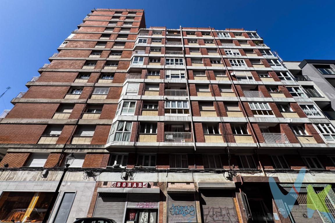 Presentamos esta magnífica vivienda situada en la Calle Marqués de Urquijo, en pleno barrio de La Arena, una de las zonas más demandadas y valoradas de Gijón. Su ubicación es privilegiada, a pocos minutos caminando del emblemático Parque de Isabel la Católica y de la conocida Playa de San Lorenzo, lo que permite disfrutar de naturaleza, mar y todos los servicios del centro urbano.La vivienda cuenta con 82 m² útiles, perfectamente distribuidos para ofrecer amplitud, funcionalidad y confort, y se encuentra lista para entrar a vivir.El piso dispone de un amplio salón exterior a Calle Piles y una de las habitaciones también es exterior a la misma calle.La cocina independiente cuenta con terraza interior, proporcionando un espacio adicional muy práctico para zona de lavado o almacenamiento. La zona de descanso se completa con dos habitaciones interiores, tranquilas y bien aprovechadas.La vivienda dispone además de un baño completo con ventana, que garantiza ventilación, así como un aseo adicional, aportando mayor comodidad para el día a día.En el pasillo encontramos dos armarios empotrados, que ofrecen una excelente capacidad de almacenamiento y contribuyen a mantener los espacios despejados y ordenados.Una propiedad que combina ubicación privilegiada, distribución funcional y calidad de vida, perfecta tanto como residencia habitual, segunda vivienda junto al mar o inversión en una de las zonas con mayor demanda de la ciudad.Se informa a los interesados que el precio de venta indicado no comprende el Impuesto de Transmisiones Patrimoniales (ITP) , los gastos asociados a la compraventa (notaría, registro de la propiedad y otros) ni los honorarios de la agencia inmobiliaria a cargo del comprador.