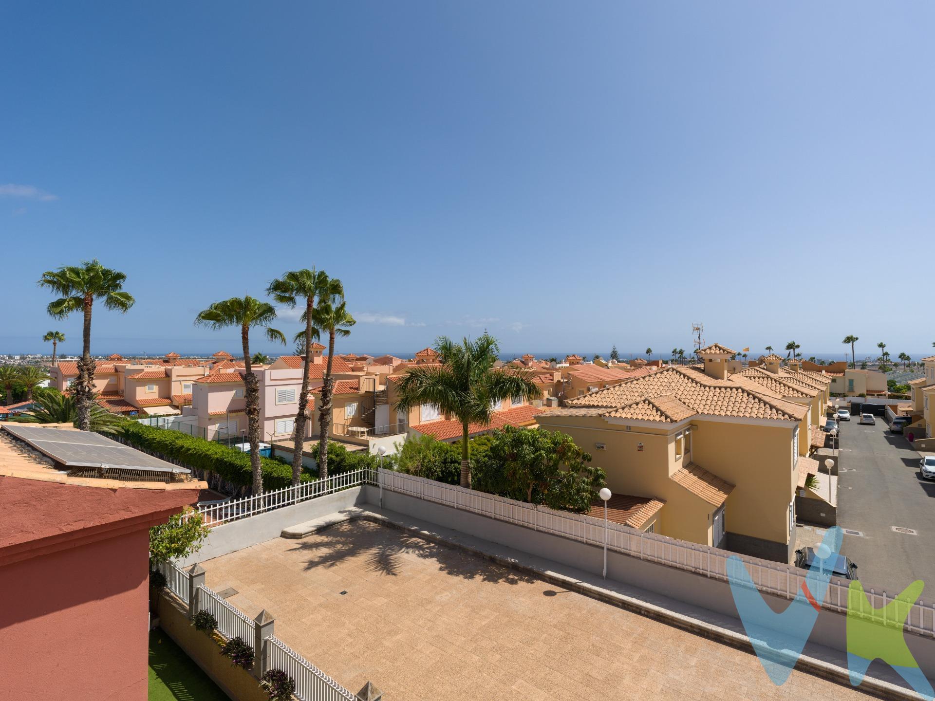 Imagínese vivir en un lugar donde cada día comienza con la tranquilidad de un entorno residencial y todas las comodidades al alcance de la mano. En el exclusivo complejo El Doral, uno de los más valorados de Sonnenland, se encuentra este encantador chalet pareado que reúne espacio, luz y bienestar. El Doral ofrece una amplísima piscina comunitaria para disfrutar del sol de Gran Canaria, una piscina infantil para los más pequeños y amplias zonas de solárium para relajarse en cualquier momento del día. Su ubicación no puede ser más práctica: a tan solo unos metros tiene acceso directo a la autopista, y a pocos pasos encontrará supermercado, restaurantes, cafeterías y hasta peluquería. Todo lo que necesita para su día a día está justo aquí. Al entrar en la vivienda, un hall luminoso le da la bienvenida y le conduce a un amplio salón comedor, perfecto para reuniones familiares o tardes de descanso. Desde el salón se accede directamente a la terraza y al jardín privado, donde una parte techada invita a disfrutar de largas veladas a la sombra, mientras que la parte descubierta resulta ideal para aprovechar el sol durante todo el año. La planta baja también cuenta con una cocina independiente completamente equipada, con un solárium anexo que aporta aún más luz, además de un aseo de cortesía. En el exterior, la comodidad se completa con un aparcamiento privado de gran tamaño. En la segunda planta, el dormitorio principal se convierte en un verdadero refugio. Dispone de armarios empotrados, baño en suite y techos altos que garantizan frescor y amplitud. En la misma planta se encuentran dos dormitorios adicionales, perfectos para niños, invitados o incluso como espacios de trabajo, que comparten un segundo baño completo. La última planta sorprende con una sala diáfana muy espaciosa, actualmente utilizada como despacho, pero con infinitas posibilidades: sala de juegos, gimnasio, habitación de invitados o incluso un segundo salón. En esta planta también se ubican un tercer baño completo y un práctico trastero. La casa es muy luminosa, transmite amplitud en cada rincón y está lista para entrar a vivir desde el primer día, aunque también ofrece un gran potencial para personalizarla según sus gustos y necesidades. Con unos gastos de comunidad bajos, este chalet se presenta como una opción perfecta tanto para quienes buscan su hogar definitivo en Gran Canaria como para aquellos que desean una segunda residencia en un entorno privilegiado. Aquí encontrará mucho más que una vivienda: encontrará un lugar donde crear recuerdos, disfrutar del clima y vivir con calidad de vida. Precio establecido, no negociable. Precio de Venta al Público (PVP) – No incluye gastos. Impuestos y demás gastos legalmente correspondan al comprador. Inmueble sujeto a ITP del 6,5% con carácter general; existen excepciones según normativa aplicable. Base imponible el mayor valor entre: 1) precio de venta: 2) tasación; 3) valor referencia catastral. Gastos Notaria y Registro entre 0,3% - 0,8% aprox. según aranceles. Financiación: gastos de hipoteca, tasación y gastos bancarios a cargo del comprador y según su necesidad y elección.  Honorarios inmobiliaria a cargo del vendedor.  Operación y condiciones de compraventa sujeta a aceptación expresa del vendedor. Para acceder a información y documentación legalmente exigible por el consumidor puede contactarnos. Anuncio sujeto a errores, cambios de precio, omisión y/o retirada del mercado sin aviso previo.