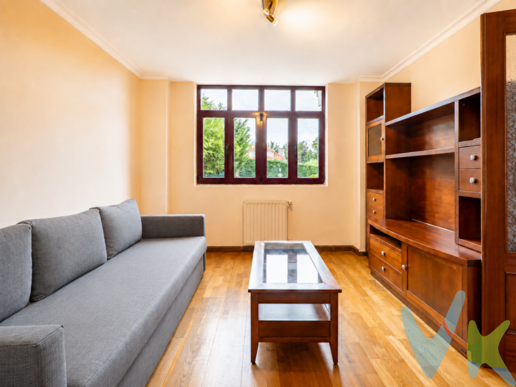 Venta de Chalet pareado y jardín en Vega de Arriba, Gijón.Hoy queremos presentaros este bonito chalet pareado en el Camino de Guerces, ubicado en la demandada zona de Vega de Arriba, Gijón. Una propiedad idónea para quienes buscan disfrutar del auténtico paisaje rural asturiano, caracterizado por sus prados verdes, caserías y tranquilidad, sin renunciar a las comodidades del día a día, dada su proximidad a La Camocha, donde dispondrá de colegios, farmacia, supermercados, transporte público e Iglesia, zonas deportivas, etc.Un rincón fascinante que equilibra a la perfección el espíritu residencial del Gijón rural con su proximidad urbana.La vivienda tiene una Superficie construida: de 184 m² de distribuidos de manera funcional y confortable.Lo edificado se enclava en una hermosa finca llana de 489 m² ideal para disfrutar al aire libre.Se distribuye en un espacioso Salón comedor, muy luminoso y con el ambiente perfecto para reuniones familiares,  Cocina independiente, amueblada y equipada,  tres  dormitorios, dos cuartos de baño completos, un aseo de cortesia en planta baja  y una bohardilla, que se puede convertir en un espacio polivalente ideal como zona de juegos o cualquier otro uso que le quieras dar.Unido al Salón-comedor tenemos una estancia acristalada, auténtico corazón de la casa; un precioso porche cerrado de cristal con salida directa al jardín, perfecto para disfrutar durante todo el año.Tambien dispone de un amplio garaje con capacidad cómoda para 2 vehículos, unido al garaje hay una sala de lavandería, despensa  y otra sala que puede usarse de almacenamiento.La propiedad se sitúa en Vega de Arriba, un entorno que conserva toda la esencia y el paisaje asturiano. A un paso encontramos el núcleo de La Camocha, garantizando un acceso rápido a todo tipo de servicios comerciales, médicos y educativos.Información legal para el comprador: En cumplimiento de la normativa vigente, se informa que el precio de venta Se informa a los interesados que el precio de venta indicado no comprende los impuestos de la transmisión, ni los gastos asociados a la compraventa como son notaría, registro de la propiedad y otras gestiones legales, ni los honorarios de la agencia inmobiliaria que corren a cargo del comprador. Agencia Inmobiliaria La Playa actúa exclusivamente como intermediaria en la operación.