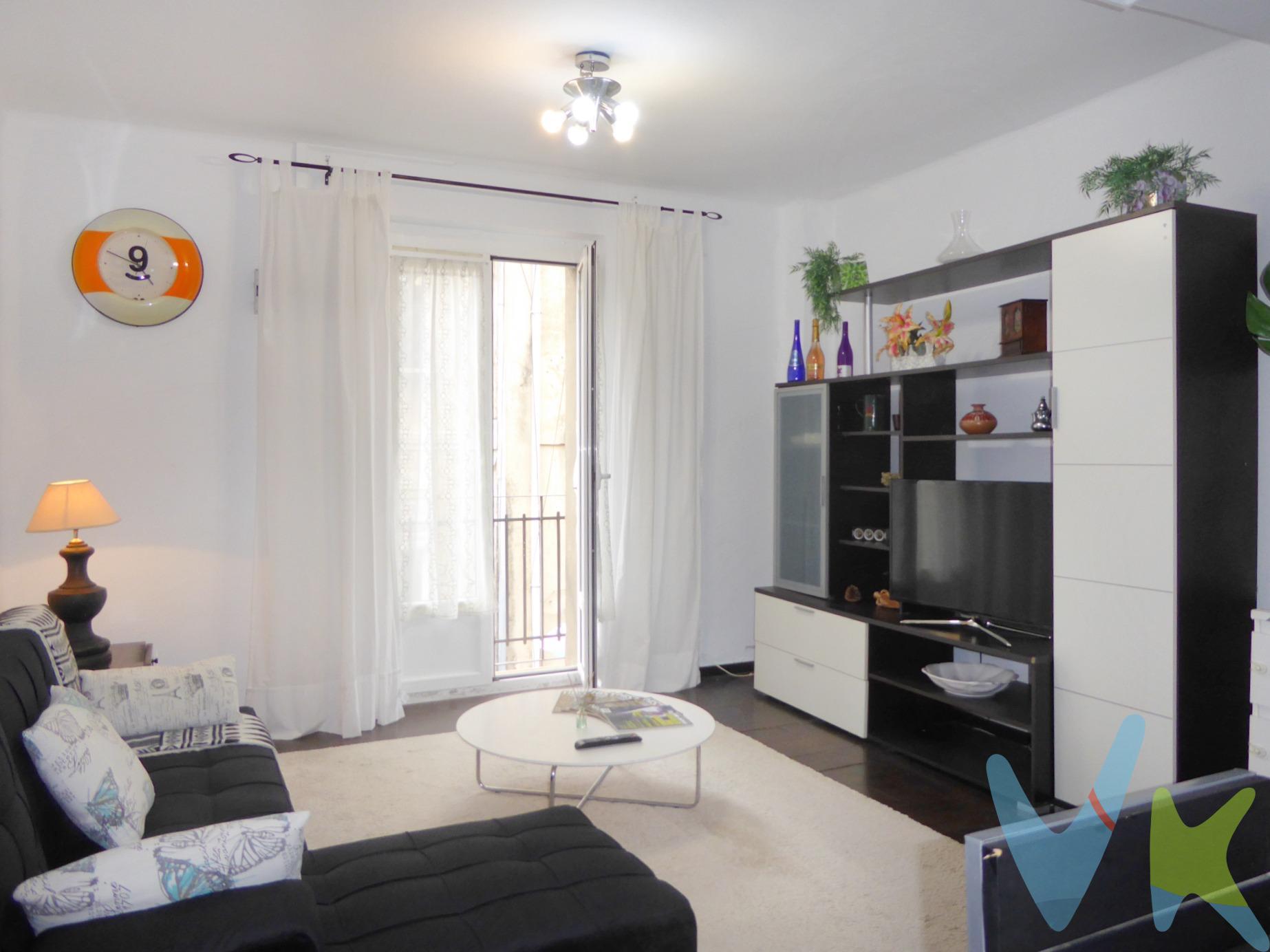 Nueva vida y proyectos junto con tu pareja? O para ti? ¿Dejar de pagar alquiler? Ya es posible. Coqueto apartamento en pleno centro del casco viejo de Pamplona, calle Jarauta, entre Plaza Santa Ana y los ascensores a Rotxapea.  Luminoso y acogedor es ideal para personas que no teman hacer ejercicio (cuarta altura sin ascensor). Silencioso y tranquilo pero con todo el bullicio, servicios y vida en cuanto se baja a la calle.  Está distribuido en salón-comedor con balcón a calle, alcoba, cocina montada y equipada y baño “tipo francés” con una estancia para la ducha y otra para el inodoro. Se vende con todos los muebles y enseres incluidos en inventario y reportaje fotográfico. Sólo necesitas llevar tus maletas. Fachada y tejado rehabilitados recientemente. No hay derramas. Tiene CÉDULA DE HABITABILIDAD.  Datos meramente informativos, sin valor contractual.  Las superficies expresadas en esta página tienen carácter descriptivo y son aproximadas. El PVP indicado no incluye impuestos (ITP, IVA o AJD según el caso) ni gastos de transmisión (registro de la Propiedad, Notaría, Gestoría..) . 