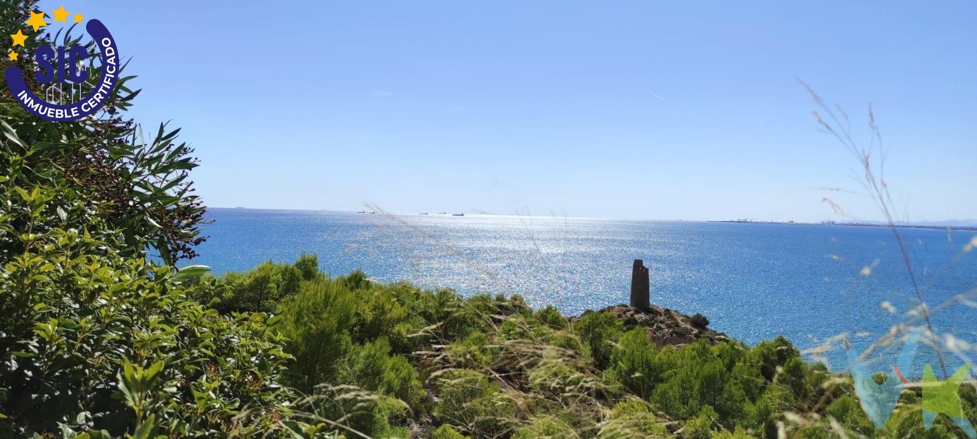Se vende parcela urbana de 1220m2 con impresionantes vistas al mar, ubicada en la exclusiva Urbanización Torre Bellver a tan solo cinco minutos de Benicasim. Esta propiedad ofrece la posibilidad de construir una vivienda unifamiliar independiente o dos viviendas pareadas, ideal tanto para veranear como para residir todo el año. La parcela cuenta con toma de luz, agua, gas natural y alcantarillado. Situada entre Oropesa del Mar y Benicassim, esta urbanización ofrece una excelente ubicación que combina tranquilidad y cercanía a las comodidades urbanas. No pierdas la oportunidad de empezar a construir tu sueño hoy mismo. Los metros  son aproximados. Este inmueble es en exclusiva, con lo que le facilitamos cualquier información sobre la vivienda. Por este motivo, solicitamos no molesten al propietario, ocupantes de la propiedad, vecinos o conserje de la comunidad. . Muchas gracias por su comprensión. El precio indicado puede sufrir variaciones. En todos los casos los precios expuestos son más impuestos y gastos derivados de la transmisión del inmueble.