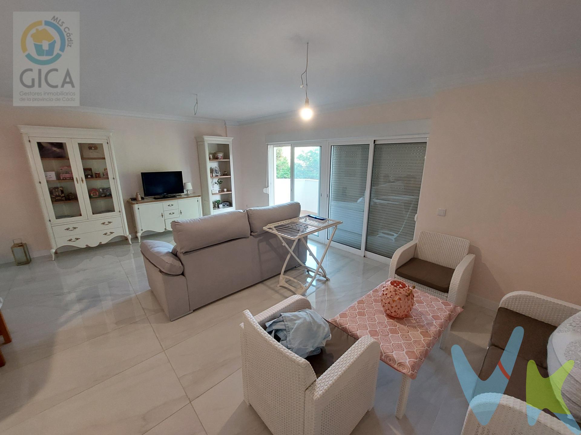 Descubre este encantador piso ubicado en la prestigiosa zona del Hotel Reina Cristina de Algeciras. Con una generosa superficie de 163 m², esta propiedad cuenta con un luminoso salón que se integra perfectamente a su moderna cocina. Disfruta de tres acogedoras habitaciones: una doble ideal para el descanso y dos sencillas perfectas como oficinas o cuartos infantiles. Los dos baños están diseñados pensando en tu comodidad diaria. La calidad está presente desde los acabados hasta las comodidades: carpintería interior lacada en blanco que aporta elegancia y carpintería exterior Climalit garantizando aislamiento térmico y acústico óptimo. Además, podrás disfrutar de armarios empotrados que optimizan cada rincón del espacio. Entre sus características destacadas encontrarás ascensor a todos los pisos, acceso a piscina comunitaria donde relajarte durante el verano caluroso andaluz e incluso terraza privada perfecta para tus momentos al aire libre. Ubicado estratégicamente cerca de autobuses locales; rodeado por árboles frondosos ofreciendo frescura natural; colegios e hospitales cercanos asegurando conveniencia familiar dentro de una urbanización tranquila pero accesible. . --------------------------------------------------. Informamos a nuestros clientes que los gastos de notaría, registro, gestoría, impuestos y los honorarios de la agencia  NO están incluidos en el precio. A su vez, disponemos del documento informativo abreviado de la propiedad (según decreto 218/2005, del 11 de octubre) y de seguro de caución, para la protección del dinero entregado como señal para la reserva de una vivienda. Por mandato expreso del propietario, comercializamos este inmueble en exclusiva, lo que le garantiza el acceso a toda la información, a un servicio de calidad, un trato fácil, sencillo y sin interferencias de terceros. Por este motivo, se ruega no molestar al propietario, a los ocupantes de la propiedad o a los vecinos. Muchas gracias por su comprensión.