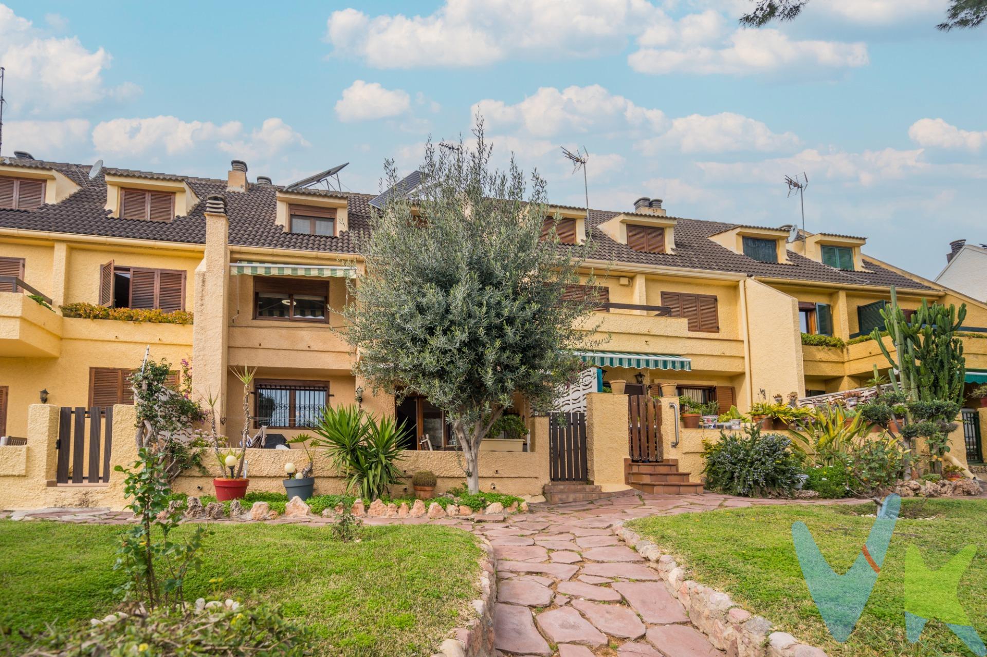 Este adosado situado en La Cañada destaca por su tranquilidad, armonía y excelente calidad de vida, en un entorno residencial consolidado y rodeado de naturaleza, donde el silencio y el canto de los pájaros forman parte del día a día. Se trata de una de las zonas más demandadas del área metropolitana de Valencia por su ambiente familiar, sus amplias zonas verdes y su cercanía a todos los servicios. La vivienda forma parte de un exclusivo complejo de tan solo cuatro adosados que comparten jardín y piscina comunitaria, lo que aporta privacidad y un entorno cuidado. Su ubicación es inmejorable, muy próxima al British School La Cañada, y con fácil acceso a supermercados, comercios, centros de salud, farmacias, restaurantes, instalaciones deportivas y transporte público, además de contar con excelentes conexiones con Valencia capital y el aeropuerto. El inmueble se encuentra semirreformado, es acogedor y cálido, y dispone de placas solares y acumulador de energía, lo que garantiza eficiencia energética y ahorro en el consumo. Se trata de una vivienda unifamiliar adosada con una superficie construida de 216 m² distribuida en varias plantas. En la planta de acceso a la vivienda se encuentra un salón comedor diferenciado y con mucho estilo, una cocina independiente, un baño completo y dos terrazas que permiten disfrutar del exterior. La primera planta dispone de un dormitorio principal, dos dormitorios adicionales, una sala de estudio y un baño completo. En la planta superior se ubica una amplia buhardilla con baño propio y salida a una terraza privada. La planta sótano cuenta con garaje, una amplia zona multiusos, y dos zonas de almacén o trastero. Una vivienda ideal para quienes buscan espacio, comodidad y tranquilidad en una de las mejores zonas residenciales de La Cañada, perfecta como hogar familiar y lista para entrar a vivir. -------. Por mandato expreso del propietario, comercializamos este inmueble en exclusiva, lo que le garantiza el acceso a toda la información, a un servicio de calidad, un trato fácil, sencillo y sin interferencias de terceros. Por este motivo, se ruega no molestar al propietario, a los ocupantes de la propiedad o a los vecinos. Muchas gracias por su comprensión. Si usted es agente inmobiliario y tiene un cliente para este inmueble, llámenos.