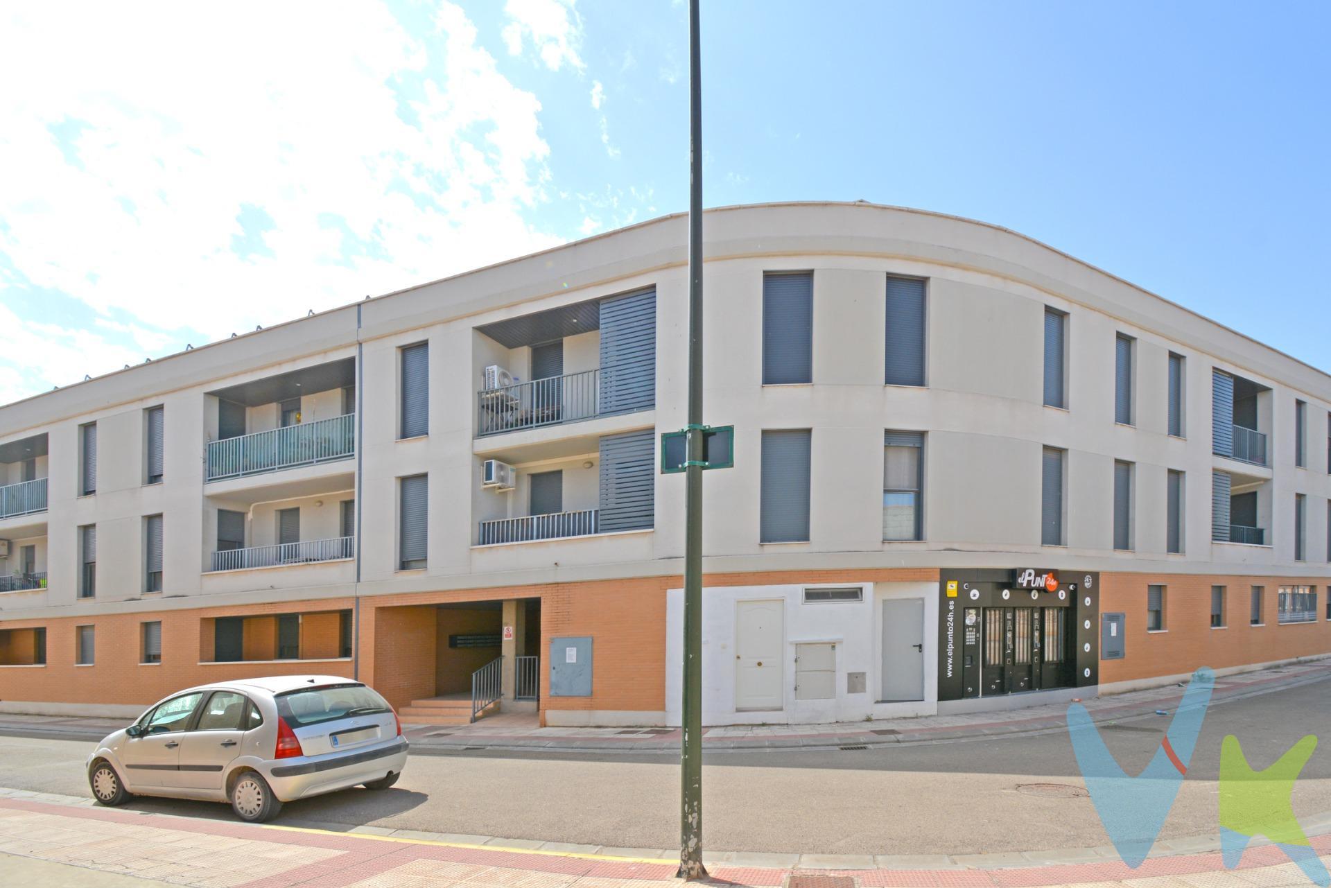 ✨ PISO VPO EXTERIOR CON DOS PLAZAS DE GARAJE Y TRASTERO EN FINCA -  ALFAJARÍN ✨. Presentamos esta magnífica vivienda exterior de 90 m² utiles en una ubicación tranquila y bien comunicada. Distribuido en 2 dormitorios dobles y 2 simple (uno de ellos con vestidor, anteriormente una cuarta habitación), 2 baños completos, amplio salón y cocina independiente completamente equipada. 🛠️ Calidades:. Suelo porcelánico. Ventanas de aluminio. Puertas interiores en madera de roble. La vivienda cuenta con calefacción y agua caliente central con contador individual, aire acondicionado tipo split en el salón y ventiladores de techo en dos dormitorios, garantizando el confort durante todo el año. Ubicada en una segunda planta exterior con vistas despejadas a la calle. 🚗 ¡Incluye dos plazas de garaje y trastero en la misma finca!. Listo para entrar a vivir, con todas las comodidades que buscas para tu nuevo hogar. Además, te invitamos a descubrir cada rincón de la vivienda con nuestro tour virtual 360º y un completo reportaje fotográfico. 📍 ¡NO DEJES PASAR ESTA OPORTUNIDAD!. Estudio de financiación gratuito y sin compromiso. Te ayudamos a encontrar la mejor opción para ti. BUSCAMOS SOLUCIONES 🏡. ENCONTRAMOS HOGARES 💙