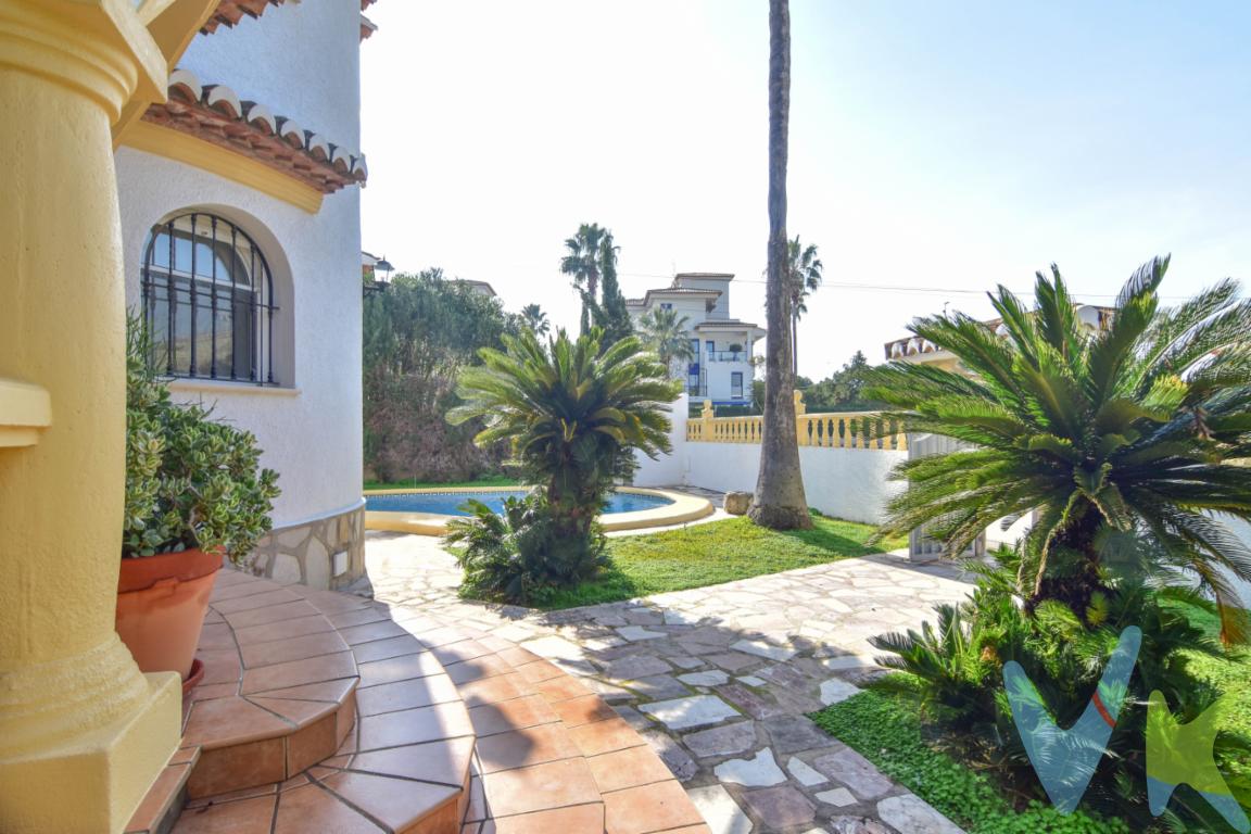 Tenemos el placer de presentarles esta majestuosa casa en venta ubicada en la codiciada región de Devessa - Monte Pego, Dénia. Con un espacio habitable de 162.05 metros útiles y 208.28 metros construidos, esta propiedad se erige como una opción ideal para aquellos que buscan un hogar espacioso y confortable. Construida en el año 1996, la casa combina un diseño atemporal con todas las comodidades modernas.Al ingresar a la vivienda, será recibido por un ambiente cálido y acogedor. Esta elegante propiedad cuenta con seis amplias habitaciones (tres de ellas en la planta principal, y tres más en un espacio privado en el torreón de la casa), proporcionando suficiente espacio para toda la familia o para recibir a amigos y visitas. Las habitaciones han sido diseñadas para maximizar la luz natural, creando una atmósfera relajante y serena en cada rincón.La casa ofrece un amplio garaje, lo que asegura que no se tendrá que preocupar por el estacionamiento. Este espacio adicional es perfecto para aquellos con varias necesidades de almacenamiento o que poseen más de un vehículo.Para el disfrute de los meses más cálidos, la propiedad cuenta con una piscina privada, donde podrá refrescarse y relajarse. Imagine pasar los veranos disfrutando de un chapuzón en su propia piscina o simplemente descansando en el área circundante, que también cuenta con una amplia y cuidada zona ajardinada consolidada. Este espacio exterior ofrece un lugar perfecto para barbacoas, reuniones familiares o simplemente para disfrutar de la tranquilidad del entorno.Al estar situada en la prestigiosa área de Devessa - Monte Pego, la propiedad no solo ofrece un hogar maravilloso, sino también una ubicación privilegiada. A pocos minutos de las prístinas playas de Dénia, podrá disfrutar de caminatas matutinas junto al mar o deliciosas cenas al atardecer en los cercanos restaurantes. La zona también es famosa por sus paisajes naturales y su clima agradable durante todo el año, factores que brindan un estilo de vida excepcional.La propiedad representa una oportunidad única para adquirir un hogar en una de las zonas más deseadas de Dénia. Es perfecta para familias numerosas o para aquellos que simplemente disfrutan del lujo y el espacio. Su diseño y ubicación hacen de esta casa una inversión inteligente y un tesoro para las generaciones venideras.Le invitamos a que venga a visitar esta impresionante casa para experimentar de primera mano todo lo que tiene para ofrecer. Estamos seguros que al verla en persona, dejará una impresión imborrable y lo motivará a imaginar su futuro en este magnífico lugar. No deje pasar esta oportunidad única de convertirse en propietario de una espectacular propiedad en Dénia. ¡Esperamos su llamada para concertar una visita!Agencia Registrada con el Nº 89 en el Registro Obligatorio de Agentes Inmobiliarios de la Comunitat Valenciana. Puede consultar en la web de la GVA:https://habitatge.gva.es/es/registres-en-materia-habitatgeLa oferta está sujeta a cambios de precio o retirada del mercado sin previo aviso. Este anuncio en su conjunto, incluyendo textos, fotos, imágenes o cualquier otro contenido de este, no es vinculante dado que la información es ofrecida por terceros y puede contener errores. Se muestra a título informativo y no contractual.Gastos de la compraventa a cargo de la parte compradora no incluidos en el precio del inmueble a tener en cuenta:- ITP con carácter general en Valencia es del 10%, pudiendo corresponderle otro tipo impositivo atendiendo a sus circunstancias personales (por edad, renta o situación familiar primera vivienda habitual, etc ) previstas legalmente.*Base imponible del impuesto el mayor valor entre el precio de compraventa, la tasación o el valor de referencia catastral.- Gastos de notaría y registro, en su caso, suelen oscilar aprox; entre 1,5% y 2,5% (aranceles variables según valor de compraventa, n.º de copias, etc ).- Si tramita la inscripción una gestoría, deberá abonar sus honorarios más IVA ( en este caso suele oscilar entre los 250EUR y los 400EUR + IVA).- Honorarios de mediación inmobiliaria a cargo del comprador del 3% del precio final de venta más IVA (21%), salvo otro pacto.Por mandato expreso del propietario, comercializamos este inmueble en exclusiva, lo que le garantiza el acceso a toda la información, a un servicio de calidad, un trato fácil, sencillo y sin interferencias de terceros. Por este motivo, se ruega no molestar al propietario, a los ocupantes de la propiedad o a los vecinos. Muchas gracias por su comprensión. Si usted es agente inmobiliario y tiene un cliente para este inmueble, llámenos: estaremos encantados de colaborar.Se informa al consumidor que la agencia actúa como intermediaria inmobiliaria en la operación, estando cualquier eventual compraventa y sus condiciones sujeta a la aceptación expresa del propietario-vendedor y a la posterior formalización del correspondiente contrato.  