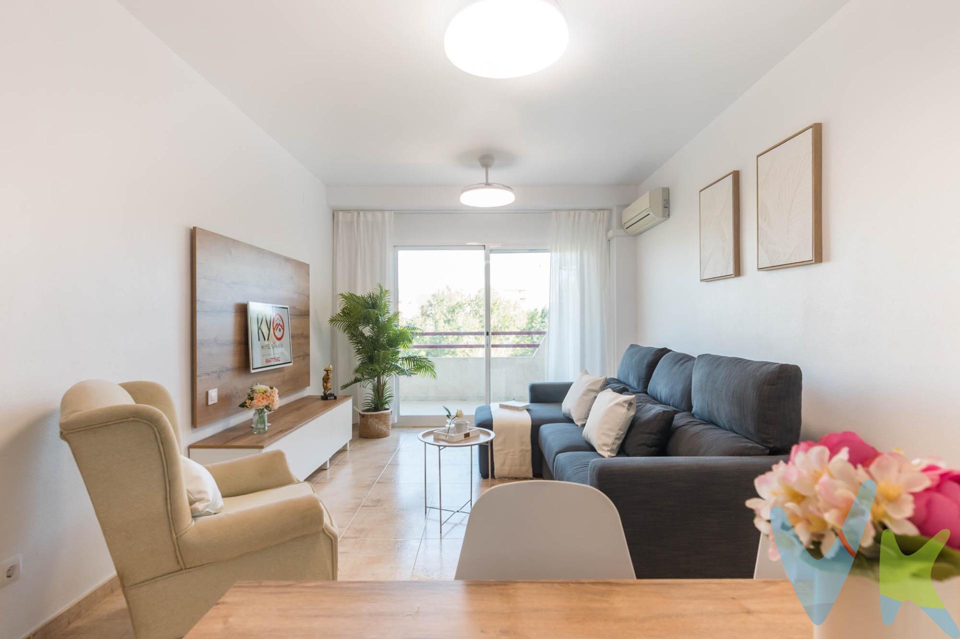 Crea el hogar que siempre ha soñado, despertar con vistas al golf y sentir la serenidad de Altorreal cada mañana. En Residencial Panoramic, la vida se disfruta a un ritmo diferente. La zona de día te recibe con un amplio salón-comedor abierto a la terraza, donde la luz natural baña cada rincón y las vistas al campo de golf crean una atmósfera relajante ideal para desconectar o compartir buenos momentos. La cocina moderna y funcional se integra de forma elegante en el espacio, convirtiéndose en el punto de encuentro perfecto para el día a día. En la zona de descanso, encontrarás tres dormitorios y dos baños. El principal, tipo suite con vestidor y baño privado, aporta ese toque exclusivo que convierte el confort en rutina. Además, el residencial ofrece piscina y zona infantil comunitaria, pensadas para disfrutar en familia, junto con garaje y trastero para mayor comodidad. Un hogar que combina tranquilidad, vistas y calidad de vida en uno de los entornos más deseados de Murcia: Panoramic Altorreal. 🔑 Comercialización en multidifusión. Por mandato expreso del propietario, este inmueble se comercializa en multiexclusiva, lo que garantiza un acceso completo a la información, un servicio profesional y una gestión ordenada, sin interferencias de terceros. Si eres agente inmobiliario y tienes un cliente interesado, estaremos encantados de colaborar. Contáctanos sin compromiso. 🤝 Una compra tranquila y bien acompañada. Al contactar directamente con nosotros, evitarás molestias innecesarias a la propiedad. Nos encargamos de toda la intermediación, facilitándote la documentación, la información necesaria y un trato cercano, claro y sin complicaciones. Te informaremos con total transparencia de todos los aspectos de la compra, incluidos gastos y honorarios de agencia para que tomes decisiones con calma y seguridad. Nuestra forma de trabajar se basa en algo muy sencillo:. Calma → la tranquilidad de comprar tu vivienda con acompañamiento profesional en todo el proceso con nosotros. ℹ️ Información legal. La descripción del inmueble y las imágenes publicadas tienen carácter meramente informativo y no contractual. El precio ha sido fijado por la propiedad y podría sufrir variaciones hasta su formalización en contrato de compraventa. 💰 Gastos de la compra. Impuestos (ITP). Con bonificación: 3 %. Sin bonificación: 7,75 %. Notaría y Registro: aprox. 1.000 €. Honorarios de agencia: 3 % + IVA, con un mínimo de 3.000 € + IVA (No incluidos en el precio de venta). 