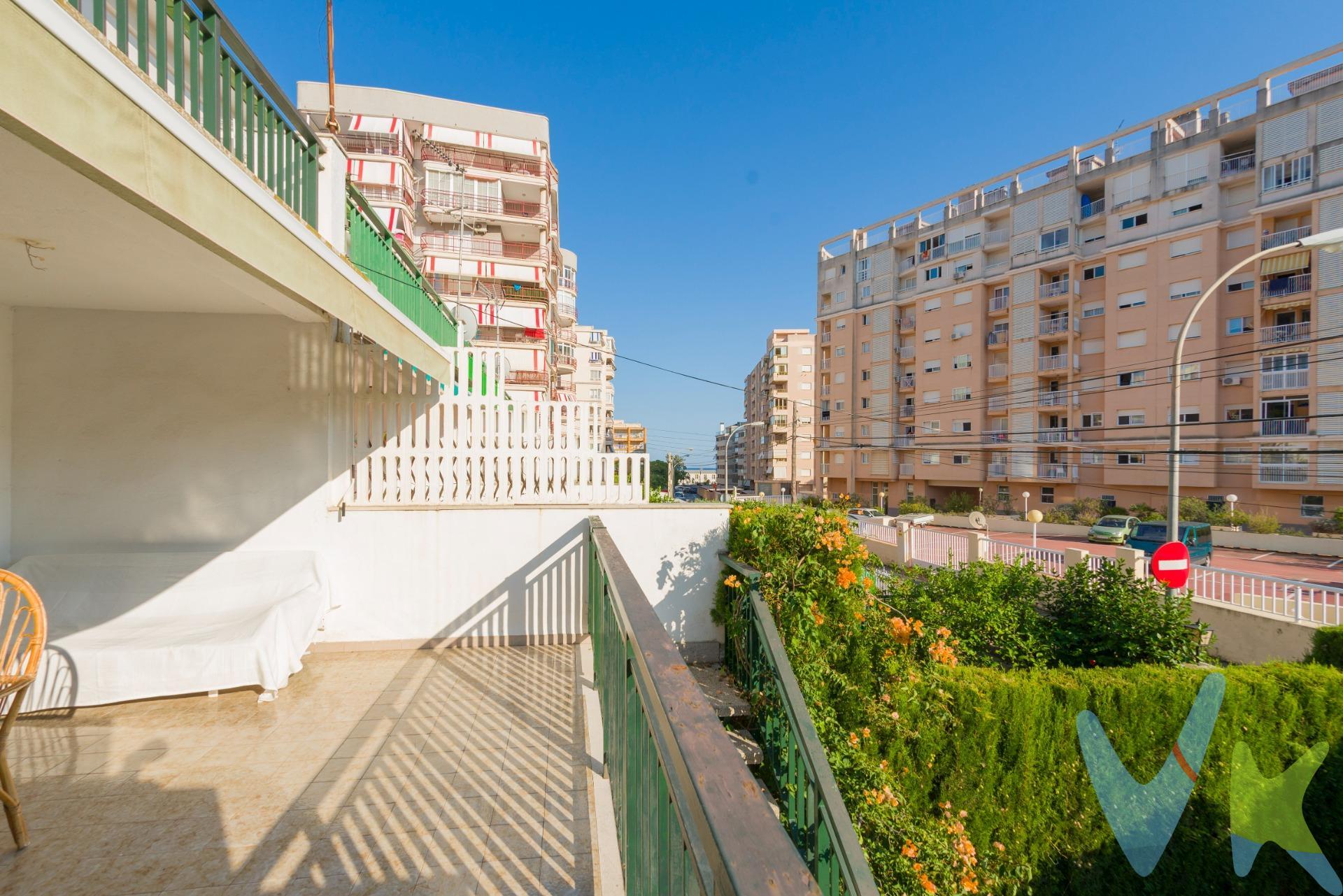🏖️ Adosado Exclusivo a Solo 5 Minutos andando de la Playa en Benicasim 🏡. Descubre este magnífico adosado ubicado en una de las zonas más cotizadas de la Costa de Azahar: Benicasim Playa, zona Escuela de Vela, un enclave privilegiado donde el sol, el mar y la tranquilidad se unen para ofrecerte un estilo de vida inmejorable y con la posibilidad de ir tanto a la playa como al pueblo andando. ✨ Características principales:. Distribuido en tres plantas en una ubicación privilegiada. La planta baja cuenta con una amplia sala multiusos con salida a un patio privado, perfecto para disfrutar al aire libre, además de un garaje con acceso directo a la zona común y un baño completo con ducha. En la primera planta, encontrarás un luminoso salón-comedor con salida a una terraza grande orientada al sur, ideal para relajarse y tomar el sol, junto a una cocina muy espaciosa y otro baño completo con ducha. La segunda planta alberga tres dormitorios dobles con armarios empotrados, un baño completo con bañera y una terraza con vistas al mar. ¡Una vivienda perfecta para quienes buscan comodidad, espacio y vistas espectaculares!. 🛏️ 3 amplios dormitorios con armarios empotrados. 🛁 3 baños completos, uno en cada planta. 🧑‍🍳 Cocina amplia e independiente totalmente equipada. 🌞 Salón-comedor con salida directa a la terraza privada. 🌴 pequeño patio privado + zonas comunes ajardinadas. 🅿️ Plaza de garaje incluida. 🏊 zona infantil. 📐 Aproximadamente 120 m² construidos. A tan solo 200 metros de la playa, este adosado ofrece lo mejor de ambos mundos: tranquilidad residencial y proximidad al ocio, supermercados, restaurantes y zonas deportivas. Ideal tanto para vivienda habitual como para inversión vacacional. 🏡 Perfecto para disfrutar todo el año: orientación ideal para aprovechar la luz natural, aire acondicionado, acabados de calidad y una terraza perfecta para barbacoas o momentos de relax con vistas al mar. 🌅 Vive donde otros veranean. Benicasim es sinónimo de calidad de vida, con su paseo marítimo, rutas naturales, eventos culturales y ambiente familiar durante todo el año. 📞 No dejes pasar esta oportunidad única. Contáctanos hoy mismo para concertar una visita y enamorarte de tu nuevo hogar junto al mar. Por mandato expreso del propietario comercializamos este inmueble mediante contrato de multi-exclusiva, por el cual numerosas agencias colaboradoras, nacionales e internacionales, ofrecen esta vivienda a sus potenciales compradores, todo ello garantizando un servicio de calidad, un trato fácil, sencillo y sin interferencias de terceros, ya que la gestión es a través de nuestra agencia. *Impuestos, gastos de compraventa tales como honorarios agencia y financiación no incluidos. 