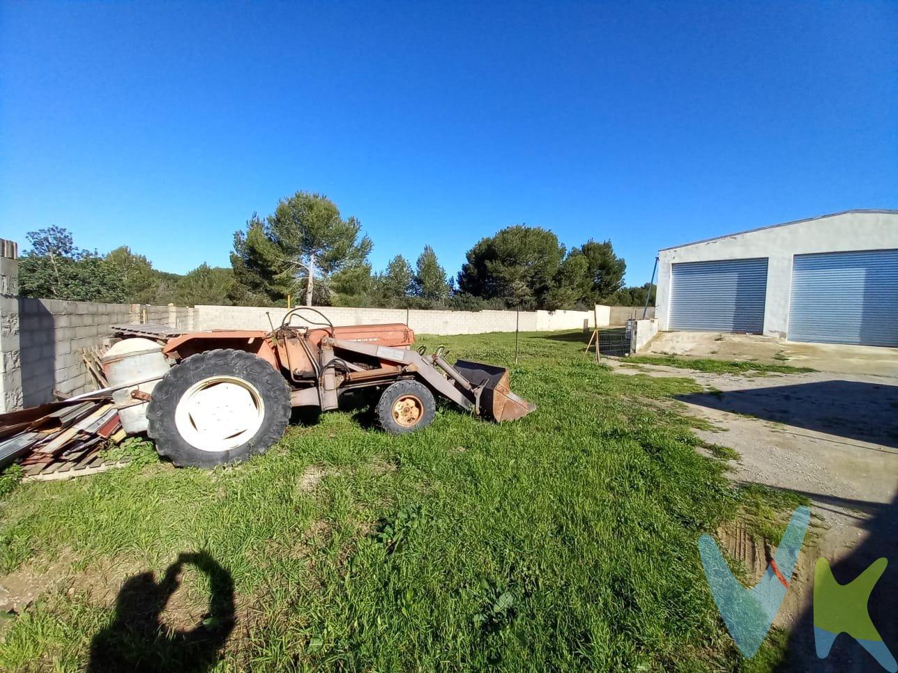 Se vende parcela rustica con de 4750m2  con nave almacén y una vivienda .  Superficie construida de 522 m2 de nave y una vivienda de 65 m2 aprox. La nave consta de 5 puertas o persianas mecanizadas de unos 30 x18 metros aprox.  y una altura de  nave  4m aprox. La nave se encuentra en un corral  vallado de 2000m2 aprox. mas una casa  de 65m2  con 2 habitaciones , cuarto de baño y un corral .  Dispone de 2 acciones de agua , 1 de agua para riego y 1 para agua potable.  La energía es fotovoltaica por placas solares con 12 baterías y 12 placas solares mas un motor auxiliar que pueden sacar 5000 w.  La parcela y la nave está en trámites de expediente de minimización impacto territorial y licencia de obra nueva . Construcción en terreno rústico , consultar con la oficina de urbanismo de cada ayuntamiento, así como en la agencia por posibles delimitaciones.  .  Honorarios de agencia no incluidos.  Gastos de notaría y escrituración no incluidos.