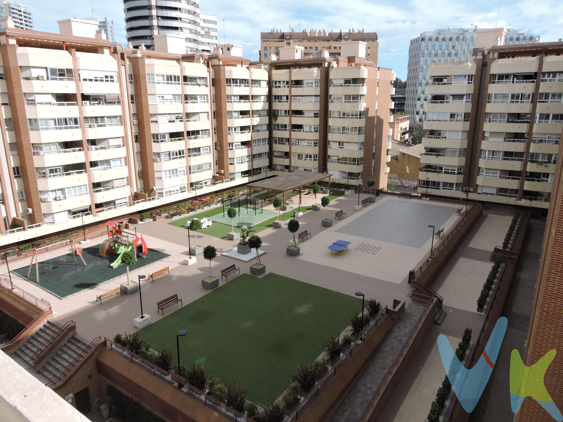 Detrás de la Avenida de las Cortes Valencianas, junto al Colegio de los Jesuitas te esperan estos casi 120 metros cuadrados de casa para que vivas de una forma diferente. . Esta vivienda que tenemos a la venta esta dentro de un residencial con zonas comunes como parque infantil, zona de pic-nic, hasta una mesa de ping pong para que tus hijos se distraigan y se lo pasen bomba sin salir de la comunidad. De la vivienda te diríamos que uno de los detalles que estamos seguros de que te va a gustar mas es que es una planta alta con vistas despejadas y ventilación cruzada lo que te va a garantizar mucha luz y un mucho confort dentro de la casa. . Aunque las verdaderas protagonistas son sus amplias estancias, sus 4 habitaciones y 2 baños ( uno de ellos en suite ), su cocina con galería y un salón comedor con balcón y unos amplios ventanales que te garantizan horas y horas de sol en el comedor. . Y además para que no des mas vueltas que un 8 cuando vienes de trabajar cuentas con un parking y trastero. . ¿ A que estas esperando ? . Contacta con nosotros y organizamos una cita para mostrarte el que estamos seguros de que sera tu futuro HOGAR. . ¿ Necesitas Financiación ?.  . Nuestro departamento financiero puede gestionar tu préstamo " Hasta un 100% + Gastos ". ¡ Consúltanos !.  . *Nota: El precio del inmueble no incluye los honorarios de la agencia que ascienden al 3% del precio final del inmueble, ni los gastos de notaría y registro de la propiedad (que están sujetos a aranceles y varían dependiendo del precio de escrituración), ni los impuestos (que en la Comunidad Valenciana varían dependiendo del precio del inmueble y de las características personales del comprador y que pueden llegar a ser de hasta el 10% sobre el valor del precio de venta ). Igualmente, no están incluidos los muebles y enseres de las fotografías. Este anuncio no es vinculante, puede contener errores, se muestra a titulo informativo y no contractual. Número de Registro de Agentes de Intermediación Inmobiliaria de la Comunidad Valenciana: RAICV-0386.