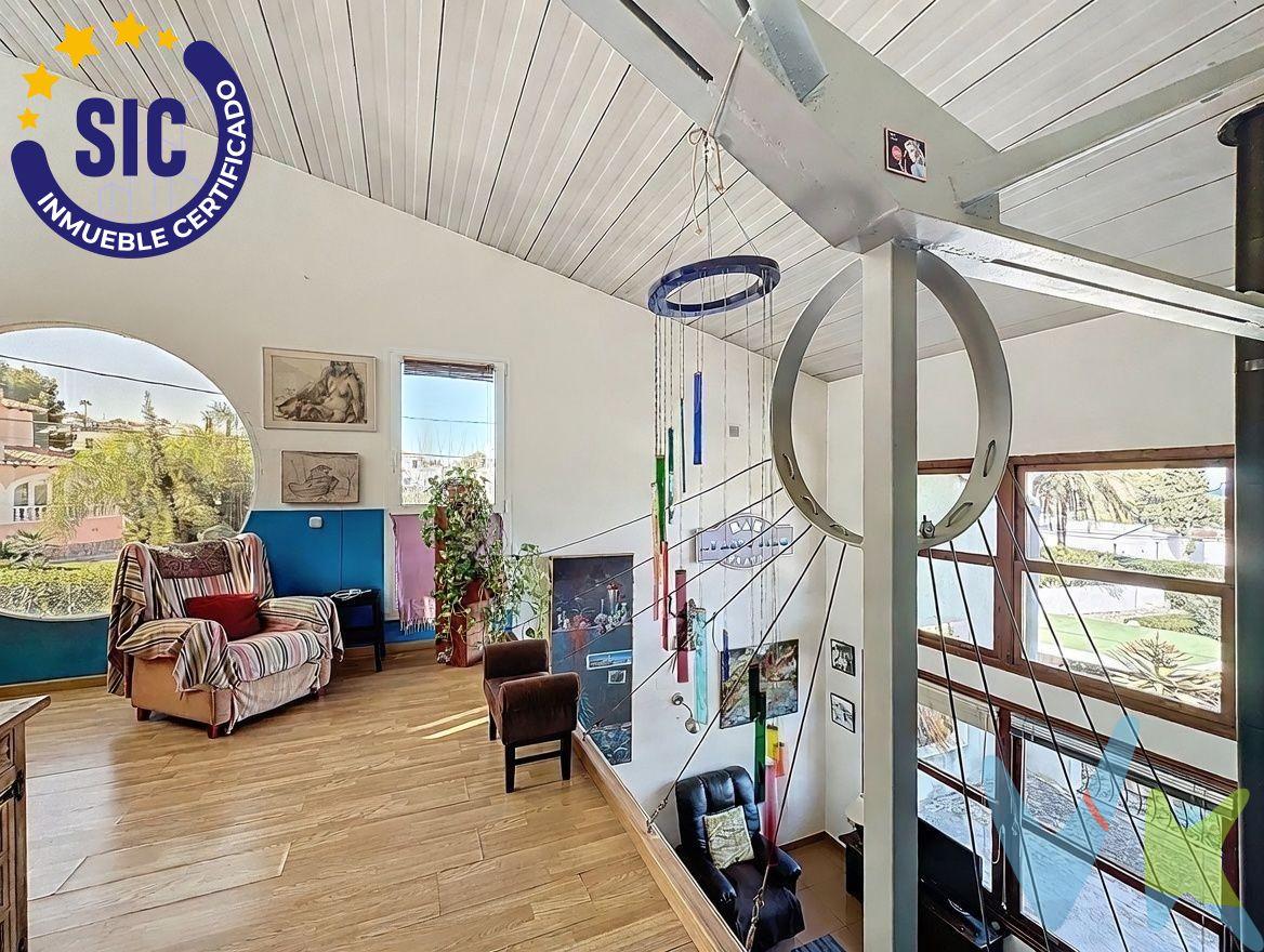 En una de las zonas residenciales más consolidadas de La Pedrera, en Dénia, se encuentra esta vivienda independiente de 369 m² construidos, sobre parcela privada con piscina y vistas abiertas al mar y a la montaña. Una propiedad con personalidad, amplitud y múltiples posibilidades. Planta principal. Salón-comedor amplio y luminoso, cocina independiente, dos dormitorios dobles, baño completo, gran terraza de más de 60 m² junto a la piscina y zona de barbacoa. Desde esta planta se accede a una construcción auxiliar de madera independiente, ideal como estudio, despacho o dormitorio de invitados. Planta superior. Dormitorio principal, baño completo, zona de estudio abierta y terraza privada con vistas abiertas y ligera vista al mar. Un espacio perfecto como suite o zona de trabajo. Planta semisótano (186 m², acceso independiente). Actualmente garaje y espacio auxiliar, con gran potencial para apartamento independiente (previo estudio técnico), zona profesional, gimnasio o área de ocio. Exterior y extras. Piscina privada, diferentes ambientes exteriores, árboles frutales: olivo, nisperero, mandarino, limonero, 2 mangos y 6 naranjos; aljibe de 70.000 litros además de conexión a red municipal, con cerramiento de termoarcilla en las plantas altas, Cubierta con doble aislamiento de lana de roca, aire acondicionado y chimenea. La vivienda ofrece una base estructural muy sólida y una distribución muy interesante. Algunos espacios pueden actualizarse estéticamente para personalizarla y revalorizarla. Ideal para quien busca metros reales, independencia y vistas en una zona residencial consolidada de Dénia. VENTA:. PVP 550.000€. Gastos e impuestos no incluidos en el precio. La compra conlleva impuestos y gastos de formalización para el comprador. A título orientativo se informa que en segundas transmisiones el ITP con carácter general en  Valencia es del 10%, pudiendo existir otros tipos impositivos atendiendo a las circunstancias  personales del comprador u otras circunstancias previstas legalmente. Base imponible del impuesto el mayor valor entre el precio de compraventa, la tasación o el valor de referencia catastral. En cuanto a los gastos de notaría y registro, en su caso,  suelen oscilar aprox; entre 1,5% y 2,5% (aranceles variables según precio, n.º de copias y complejidad). El comprador elige notario. Si el comprador precisase de hipoteca: tasación, condiciones y costes bancarios serán según entidad elegida por el comprador, así como los gastos de gestoría, y cualesquiera otros gastos inherentes a la formalización de la compraventa que legalmente correspondan a la parte compradora, salvo pacto expreso en contrario con el vendedor. El consumidor tiene, conforme a la normativa vigente, a su disposición información y documentación adicional relativa al inmueble y condiciones de la compraventa, que podrá ser consultada en C/Joaquín Costa 4, bajo 46005 Valencia o urbe2@remax.es. Honorarios de mediación inmobiliaria a cargo del VENDEDOR (según acuerdo con el mismo). Se informa al consumidor que la agencia actúa como intermediaria inmobiliaria en la operación, estando cualquier eventual compraventa y sus condiciones sujeta a la aceptación expresa del propietario-vendedor y a la posterior formalización del correspondiente contrato.