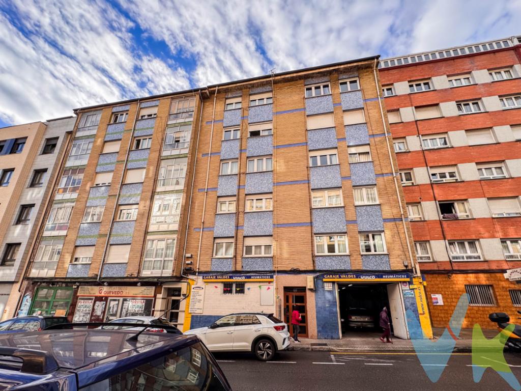  **Venta de Piso Acogedor en el Corazón de Gijón: Tu Próximo Hogar en el Coto**Nos complace presentarte una excelente oportunidad de inversión ubicada en una de las zonas más demandadas de Gijón: el Coto. Este piso en venta, combina la comodidad con la practicidad en un entorno urbano lleno de ventajas.Con una superficie de 66 metros útiles y 80 metros construidos, la distribución del piso está pensada para ofrecer el máximo confort en un espacio optimizado. El inmueble cuenta con tres habitaciones que ofrecen un ambiente acogedor, ideal para descansar tras un largo día o para disfrutar en familia.La distribución se completa además de los tres dormitorios con un baño, cocina y salón.La ubicación de este piso es sencillamente inmejorable. Situado en una zona que goza de una excelente comunicación, tanto en transporte público como privado, gracias a la proximidad de paradas de autobús, lo que facilita los desplazamientos diarios. El barrio del Coto es conocido por su ambiente tranquilo y a la vez por estar cerca de todos los servicios que pueda necesitar.El edificio dispone de un práctico ascensor, proporcionando un fácil acceso a la vivienda, lo que resulta especialmente conveniente para personas de todas las edades. Admitiendo la necesidad de algunas renovaciones, esta propiedad ofrece una excelente oportunidad para personalizar tu nuevo hogar de acuerdo a tus gustos y necesidades.Podemos hablar también de la ubicación estratégica del inmueble, con su proximidad a colegios, supermercados, parques y restaurantes, lo cual añade un gran valor a la propiedad. El entorno residencial es seguro y acogedor, ideal para familias o para aquellos que buscan una calidad de vida que solo una ciudad como Gijón puede ofrecer.Cabe destacar que la vivienda se encuentra a poca distancia de las zonas verdes y de esparcimiento de la ciudad, ideales para dar paseos al aire libre, practicar deporte o simplemente disfrutar de un día soleado. La inmediatez de las playas de Gijón es otro aliciente para quienes valoran la cercanía al mar y las actividades al aire libre asociadas a este entorno.El espacio del que dispone este piso permite también pensar en diferentes distribuciones que puedan adaptar la vivienda a nuevas necesidades, otorgándole una versatilidad que pocos inmuebles ofrecen. Este atractivo lo convierte en una oportunidad que, sin duda, debe ser considerada seriamente por el comprador interesado en establecer su residencia en Gijón.Con un mercado de propiedades en creciente demanda, esta es tu oportunidad para hacerte con una vivienda a precio competitivo en una de las ciudades más dinámicas del norte de España. Invitarte a que descubras todo el potencial de este piso es nuestra intención, ya que en una visita podrás apreciar la calidad y funcionalidad que no siempre se puede transmitir con palabras.No dejes pasar la ocasión de conocer este encantador piso, programando una visita para descubrir de primera mano el que podría convertirse en tu próximo hogar. Estamos seguros de que superará tus expectativas. ¡Esperamos con entusiasmo la oportunidad de asistirte en esta inversión tan importante en tu vida!En el precio no está incluido el 8% de transmisión patrimonial ni los gastos de registro y de notaría. 