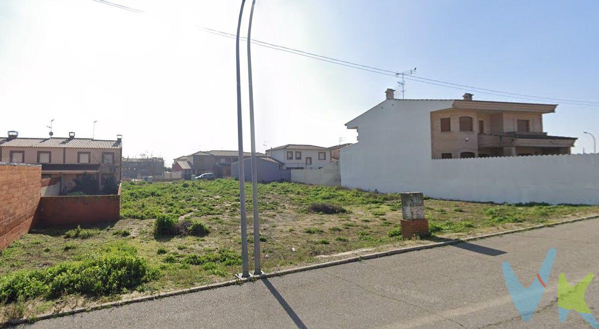 Terreno urbano en Fuensalida. Superficie 198m2, llana. 
Situada en zona céntrica del pueblo donde se permite la edificación de ordenanza 2, zona unifamiliar con una edificabilidad de 2 plantas más sótano, ocupación máxima del 75 % y un retranqueo de fachada y fondo de 3 m.
Todos los servicios a pie de calle como agua, electricidad, basura etc.
Se pueden comprar conjuntamente a la parcela siguiente, Numeros 14 y 16, calle Paloma:

7137122UK9373N0001RZ Paloma 16, superficie 198m2, precio 55.000€
7137121UK9373N0001KZ Paloma 14, superficie 172m2, precio 50.000€

Zona urbanizada con todos los servicios. 
Tenemos financiera para hacerte un estudio personalizado para que construyas tu casa.
Honorarios de intermediacion inmobiliaria no incluidos en el precio.
Información válida salvo error tipográfico.