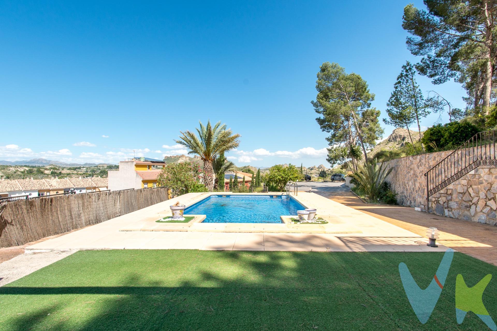 ¡Una oportunidad única en el corazón del Valle de Ricote! Se vende magnífica finca de 3.073 m² de parcela ubicada en el término municipal de Villanueva del Segura, un entorno natural privilegiado que destaca por sus impresionantes vistas despejadas a la Sierra de Ricote, coronada por la emblemática figura del Corazón de Jesús. La propiedad cuenta con una construcción principal inteligentemente dividida en dos viviendas independientes, lo que la convierte en el producto perfecto tanto para una gran familia que busca espacio y privacidad, como para inversores que deseen explotarla como complejo de alojamiento rural. Cada una de las dos viviendas está distribuida de forma idéntica, ofreciendo la máxima comodidad:.  5 amplias habitaciones.  Salón-comedor acogedor con chimenea, ideal para el invierno.  Cocina independiente totalmente equipada.  2 baños completos. Zonas exteriores y comunes (Un auténtico oasis):. El exterior está diseñado para el disfrute, el ocio y la comodidad, compartiendo unas instalaciones excepcionales:.  Gran piscina privada ideal para los meses de verano.  Zona de barbacoa y horno de leña tradicional, perfecta para reuniones y eventos.  Baño exterior completo para dar servicio a la zona de ocio.  Gran almacén/trastero con amplia capacidad de almacenaje.  Explanada de parking con capacidad para varios vehículos.  3.000 m² de terreno que garantizan una total privacidad, tranquilidad y un contacto directo con la naturaleza. Una propiedad versátil, con una ubicación estratégica y vistas inigualables. ¡Ven a visitarla y descubre todo su potencial!. Por mandato expreso del propietario, este inmueble se comercializa en multiexclusiva, lo que garantiza un acceso completo a la información, un servicio profesional y una gestión ordenada, sin interferencias de terceros. Si eres agente inmobiliario y tienes un cliente interesado, estaremos encantados de colaborar. Contáctanos sin compromiso. 🤝 Una compra tranquila y bien acompañada. Al contactar directamente con nosotros, evitarás molestias innecesarias a la propiedad. Nos encargamos de toda la intermediación, facilitándote la documentación, la información necesaria y un trato cercano, claro y sin complicaciones. Te informaremos con total transparencia de todos los aspectos de la compra, incluidos gastos y honorarios de agencia para que tomes decisiones con calma y seguridad. Nuestra forma de trabajar se basa en algo muy sencillo:. Calma → la tranquilidad de comprar tu vivienda con acompañamiento profesional en todo el proceso con nosotros. ℹ️ Información legal. La descripción del inmueble y las imágenes publicadas tienen carácter meramente informativo y no contractual. El precio ha sido fijado por la propiedad y podría sufrir variaciones hasta su formalización en contrato de compraventa. 💰 Gastos de la compra. Impuestos (ITP). Con bonificación: 3 %. Sin bonificación: 7,75 %. Notaría y Registro: aprox. 1.000 €. Honorarios de agencia: 3 % + IVA, con un mínimo de 3.000 € + IVA (No incluidos en el precio de venta). 