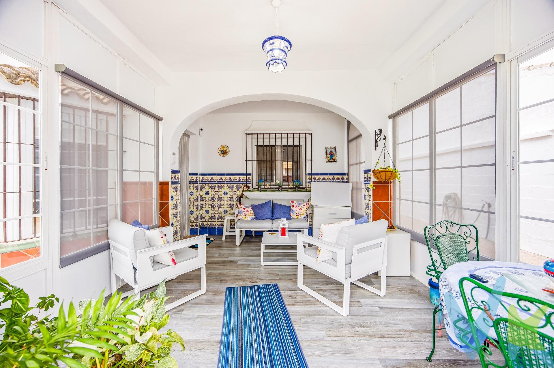 🌞 Este increíble chalet se encuentra ubicado en la apacible y codiciada zona de Los Gallos, Con una generosa superficie construida de 111 m², este refugio lujoso cuenta con un luminoso salón que fluye armoniosamente hacia tres exquisitas habitaciones: una majestuosa doble y dos elegantes sencillas. 🛏️. ✨ El baño es como tener un spa privado 🚿💦 donde cada detalle ha sido cuidadosamente considerado para ofrecerte bienestar. Sal al exterior y disfruta cocinando deliciosas parrilladas en su sofisticada barbacoa cubierta 🍖🌳 mientras te relajas bajo el sol radiante ☀️; además, hay otro aseo exterior con ducha ideal para esos cálidos días estivales. . La urbanización bien mantenida brinda fácil acceso a autobuses 🚍, colegios 📚 prestigiosos e inolvidables centros comerciales 🛒 así como hospitales ⚕️ cercanos. Imagina las vistas abiertas 👀 desde aquí… ¡Perfecta para disfrutar momentos especiales mientras los peques juegan cerca 🎠! Si buscas luz natural 💡 o tardes junto a la chimenea 🔥 disfrutando tus películas favoritas: este hogar lo tiene TODO 😍. 🤗 No pierdas esta oportunidad única; vive experiencias familiares memorables rodeado del esplendor urbano cercano a increíbles exteriores e incluso playas vírgenes 🌊🏖️ donde podrás crear recuerdos imborrables con familia y amigos. Comercializamos este inmueble en exclusiva para garantizarte toda la información necesaria junto a un servicio excepcional. En cumplimiento del Decreto Junta Andalucía 218/2005 del 11 Octubre, informamos al cliente que los gastos notariales e impuestos no están incluidos en el precio € . Si tienes dudas acerca dela compraventa , llámanos ; estaremos encantados de asesorarle !. Igualmente disponemos de un Seguro de Caución para garantizar las cantidades entregadas a nuestra Agencia en concepto de Reserva y/o Arras. Impuestos y gastos de la compraventa:. El comprador puede consultar de forma oficial los impuestos aplicables (ITP, AJD, etc.) en la web de la Junta de Andalucía:. https://www.juntadeandalucia.es/organismos/economiahaciendayfondoseuropeos/areas/tributos-juego/tributos/paginas/impuestos-cedidos-transmisiones.html. Si tiene cualquier duda sobre los gastos de la compraventa, llámenos y estaremos encantados de asesorarle de forma clara y personalizada.